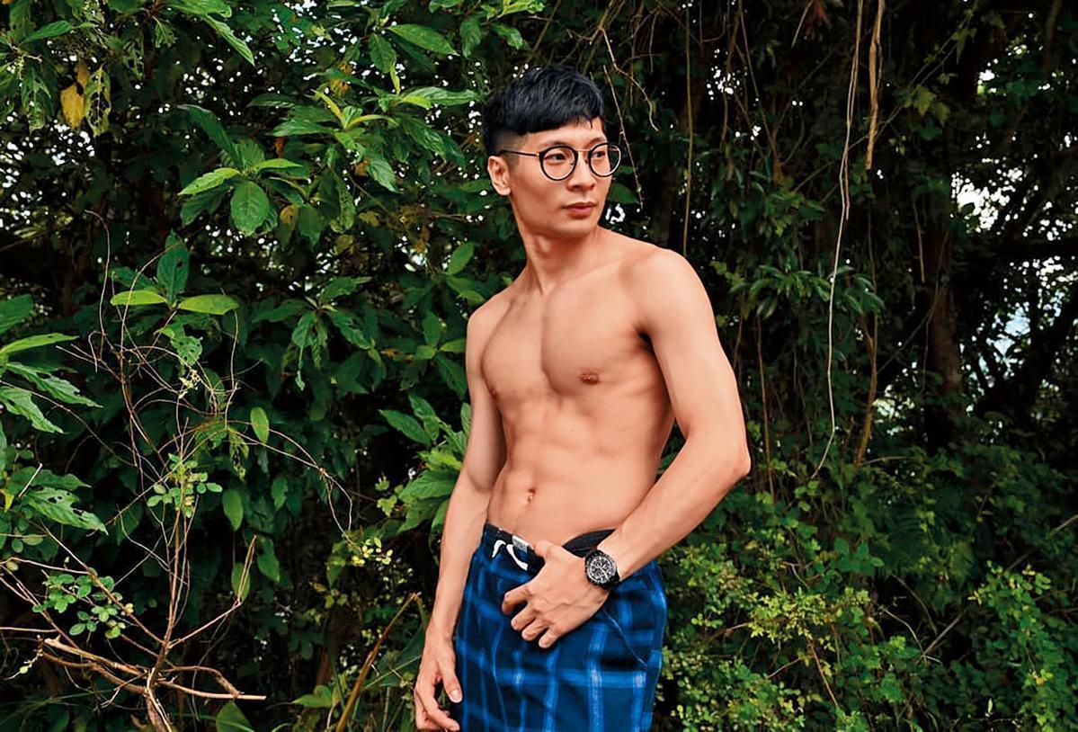 逸祥雖然因為貧窮又小氣，跟前女友的婚事告吹，但靠著主持情色節目大享豔福。（翻攝自逸祥IG）