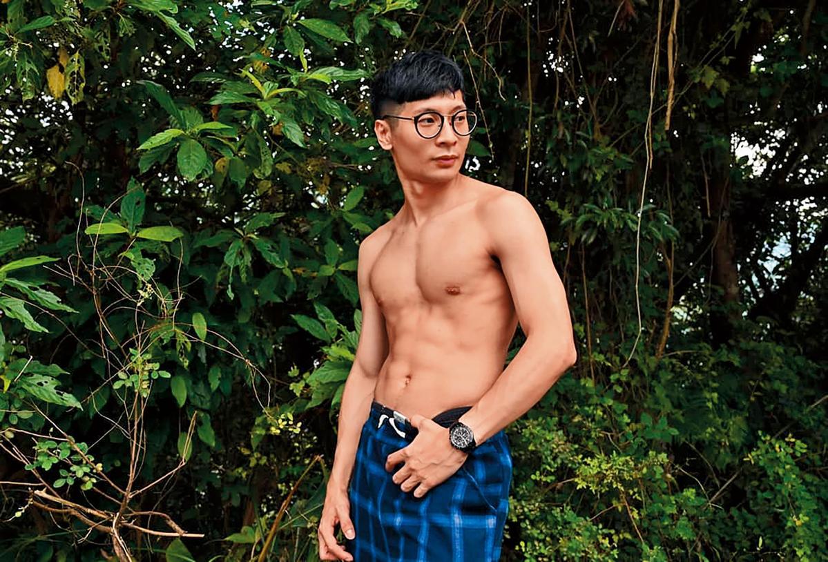 逸祥雖然因為貧窮又小氣,跟前女友的婚事告吹,但靠著主持情色節目大享豔福。(翻攝自逸祥IG)