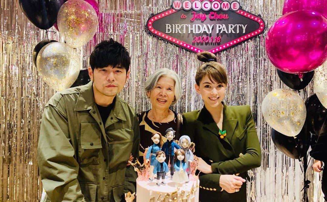 周杰倫慶祝41歲生日,周媽媽的公仔人像也在蛋糕上。(翻攝自周杰倫IG)