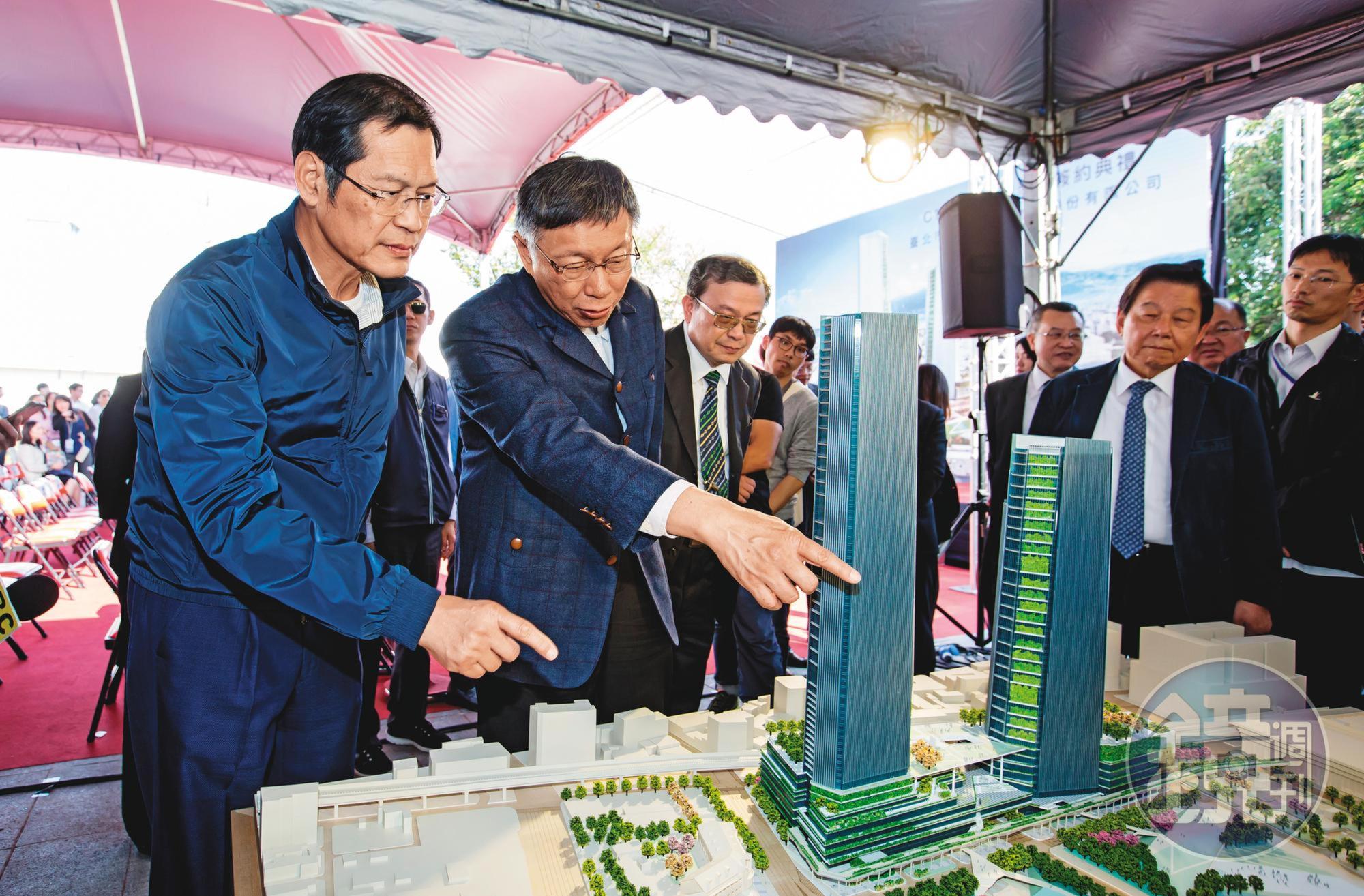許崑泰（左1）拿下台北雙子星開發案，台北市長柯文哲（左2）和他簽約後一起討論雙子星的未來規劃。