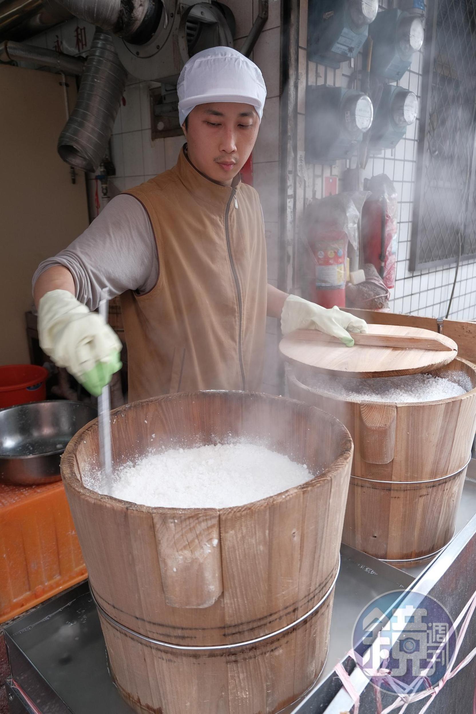以木桶蒸製年糕可避免糕體水份過多。