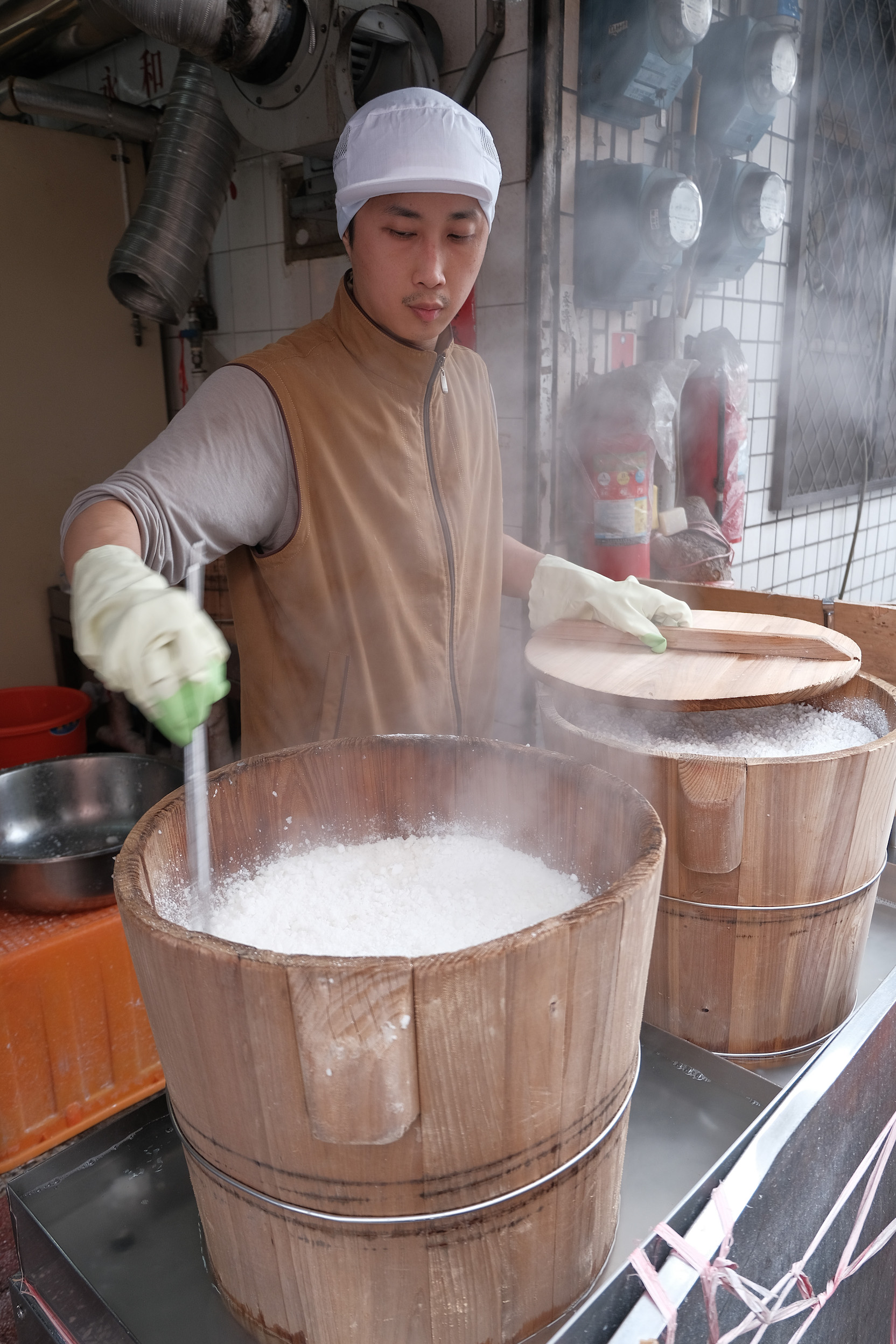 以木桶蒸製年糕可避免糕體水份過多。