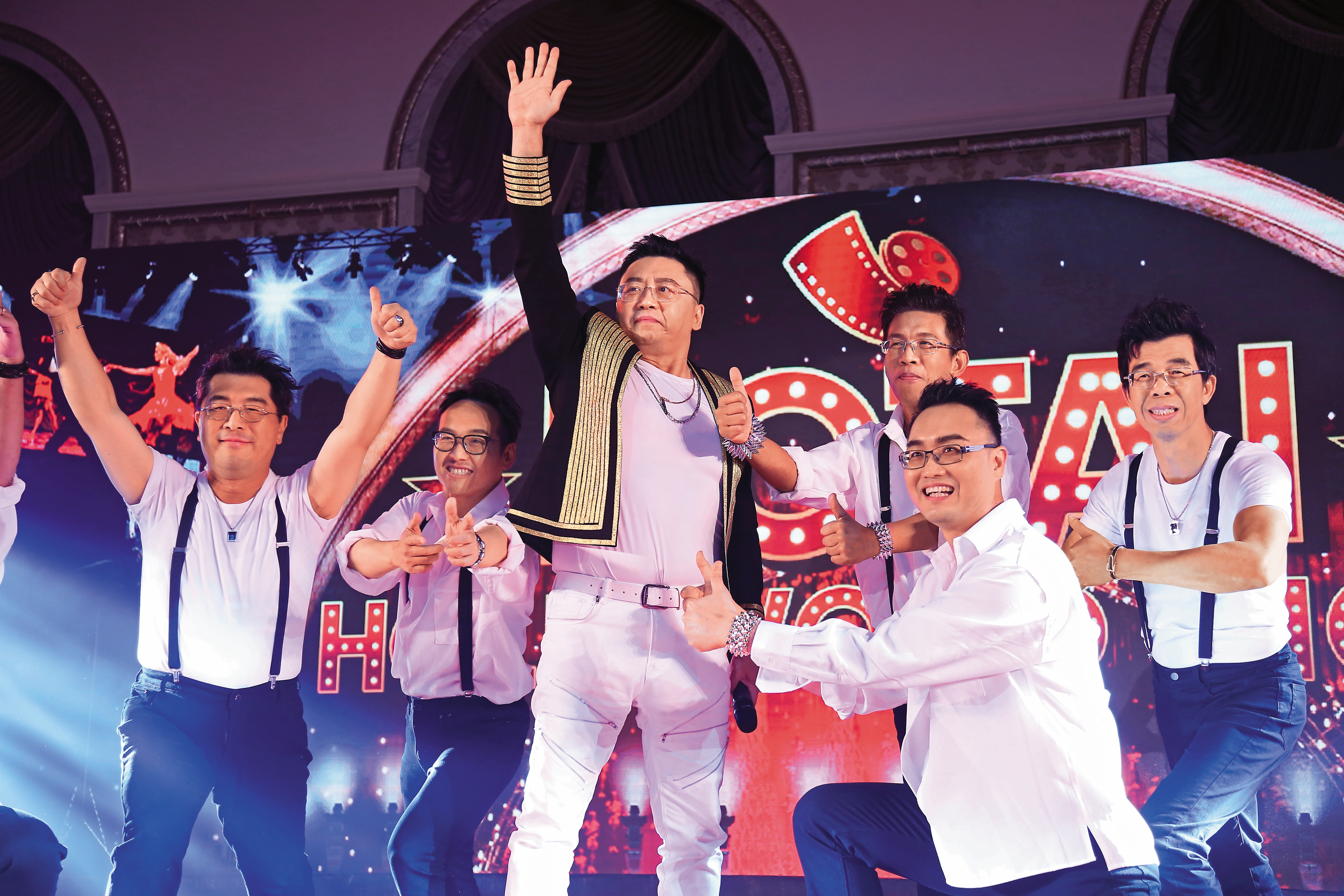 和泰汽車再度蟬聯車市銷售龍頭，總經理蘇純興（左3）尾牙宴一如去年率領一級主管上台表演。