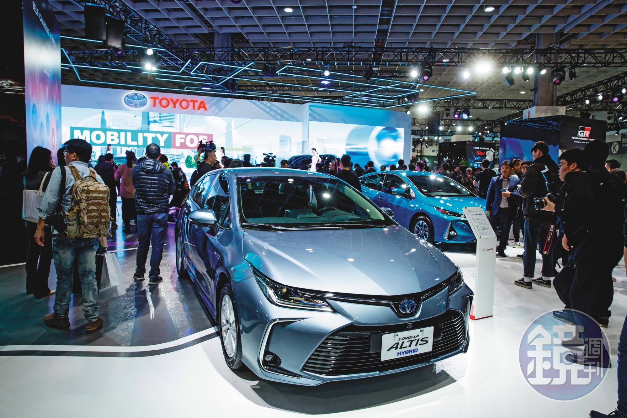 台北車展TOYOTA攤位上擠滿了看車人潮，旗下暢銷神車ALTIS依舊相當熱門。