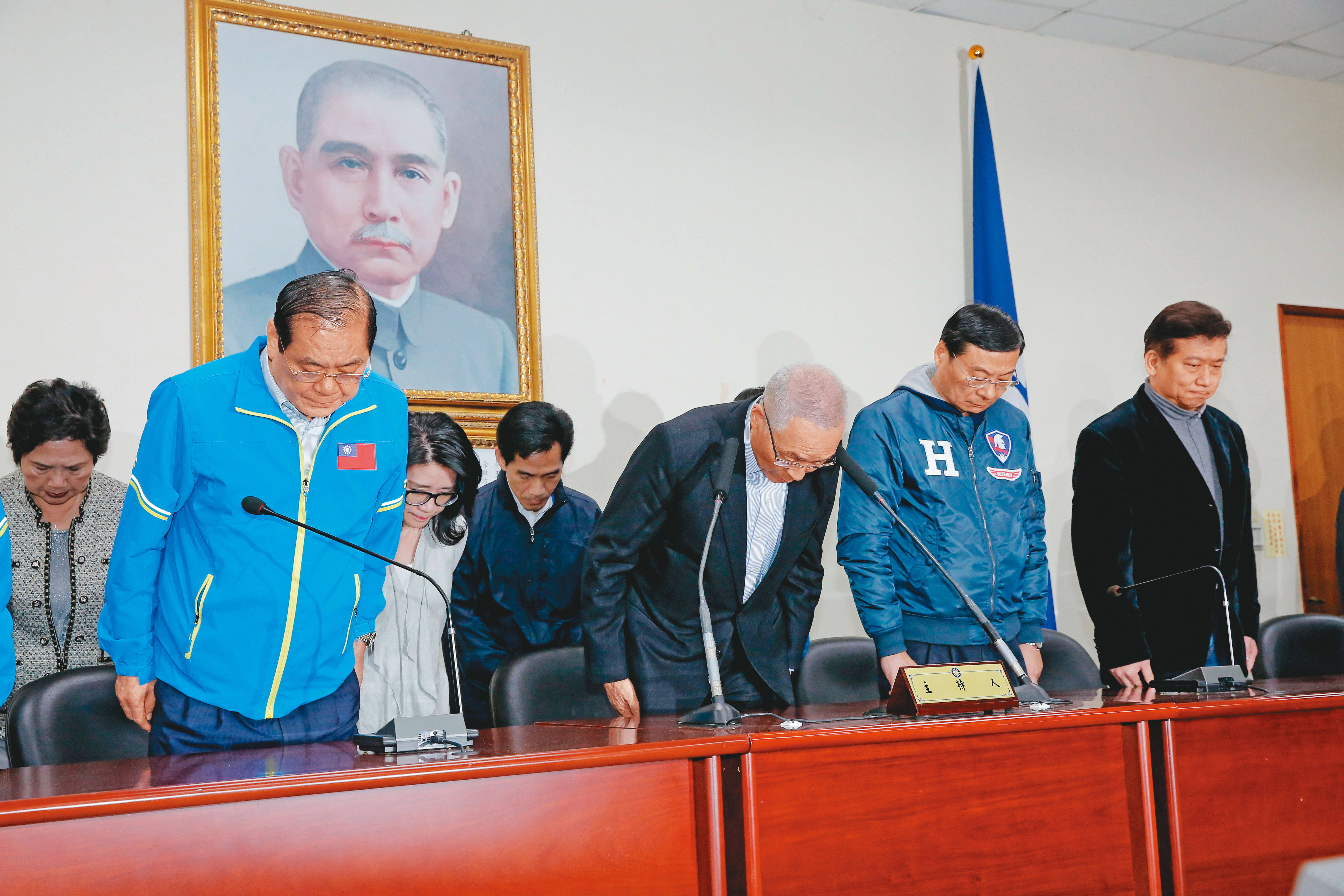 國民黨內青壯派火大,最後吳敦義只好放手,在中常會率領所有一級黨務主管辭職。