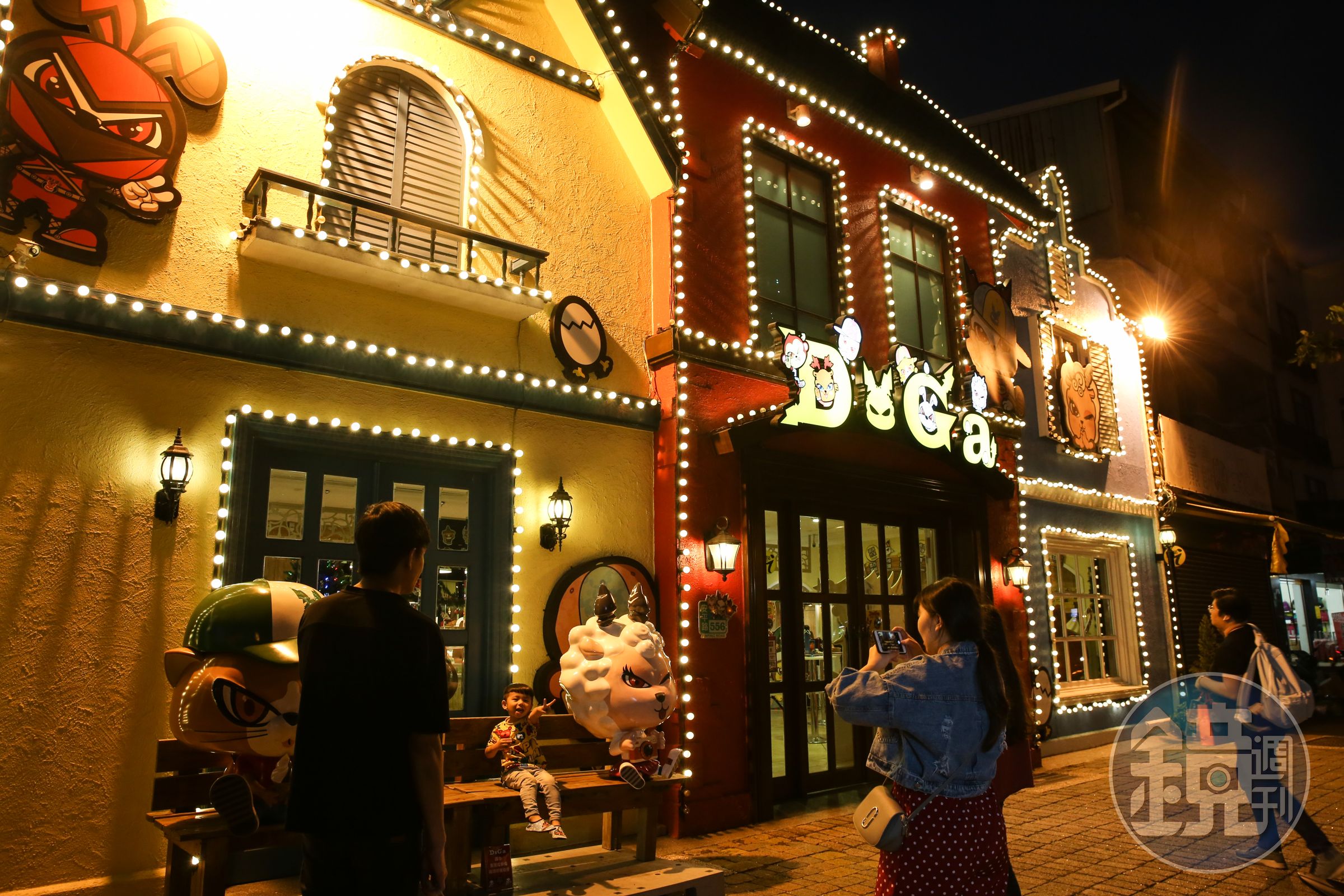  DoGa安平門市裝潢成荷蘭彩色街屋，夜晚燈光點綴彷彿遊樂園。
