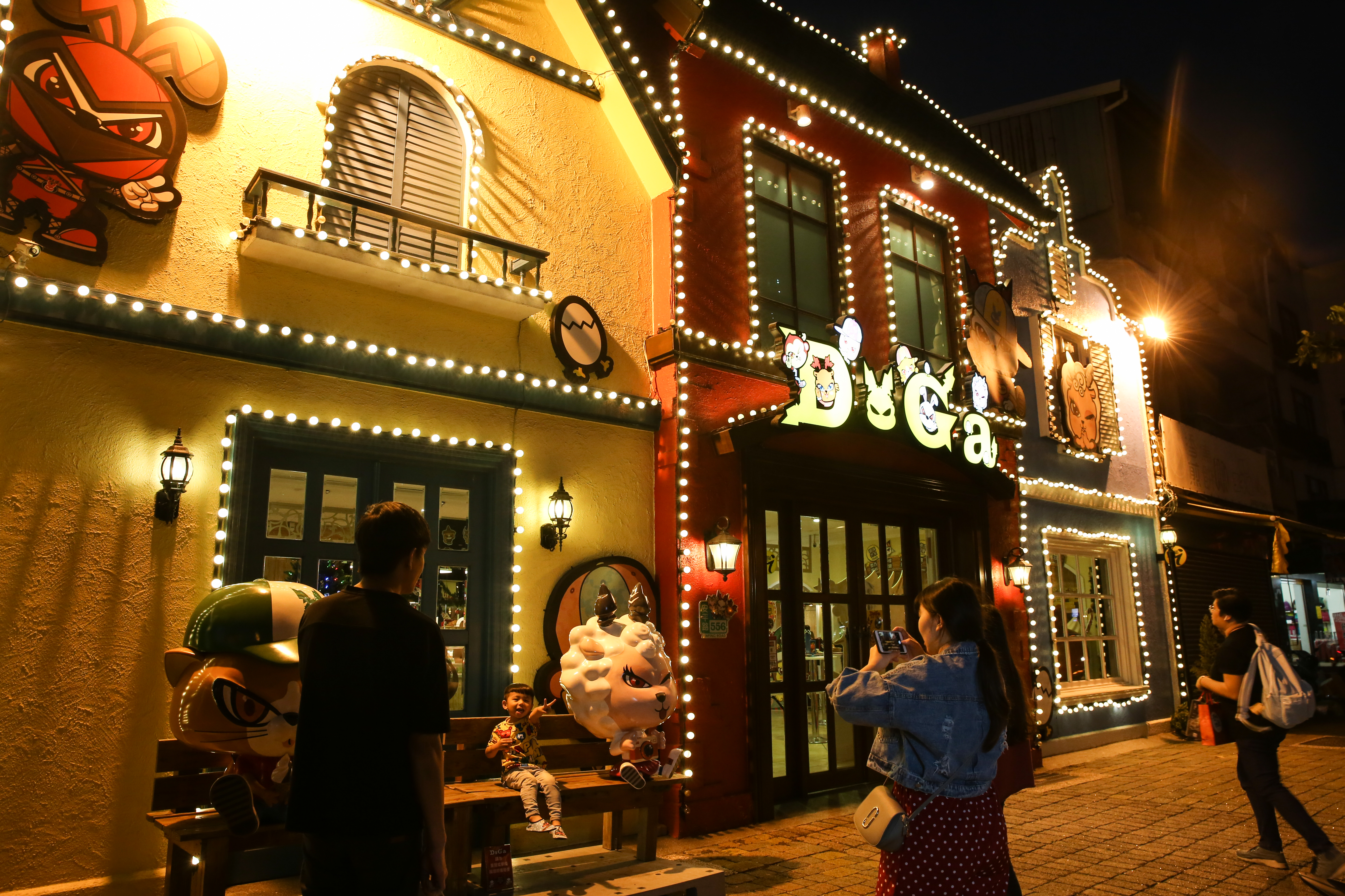  DoGa安平門市裝潢成荷蘭彩色街屋，夜晚燈光點綴彷彿遊樂園。