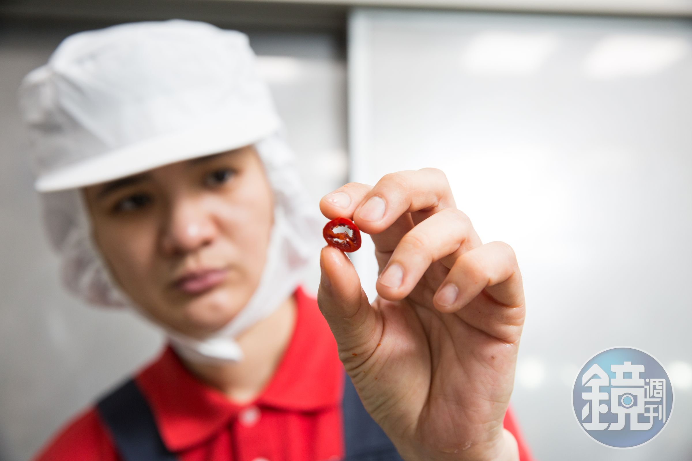 辣椒要洗到中間完全無籽才合格，李威辰已習慣長時間摸辣椒，不怕千針刺骨。