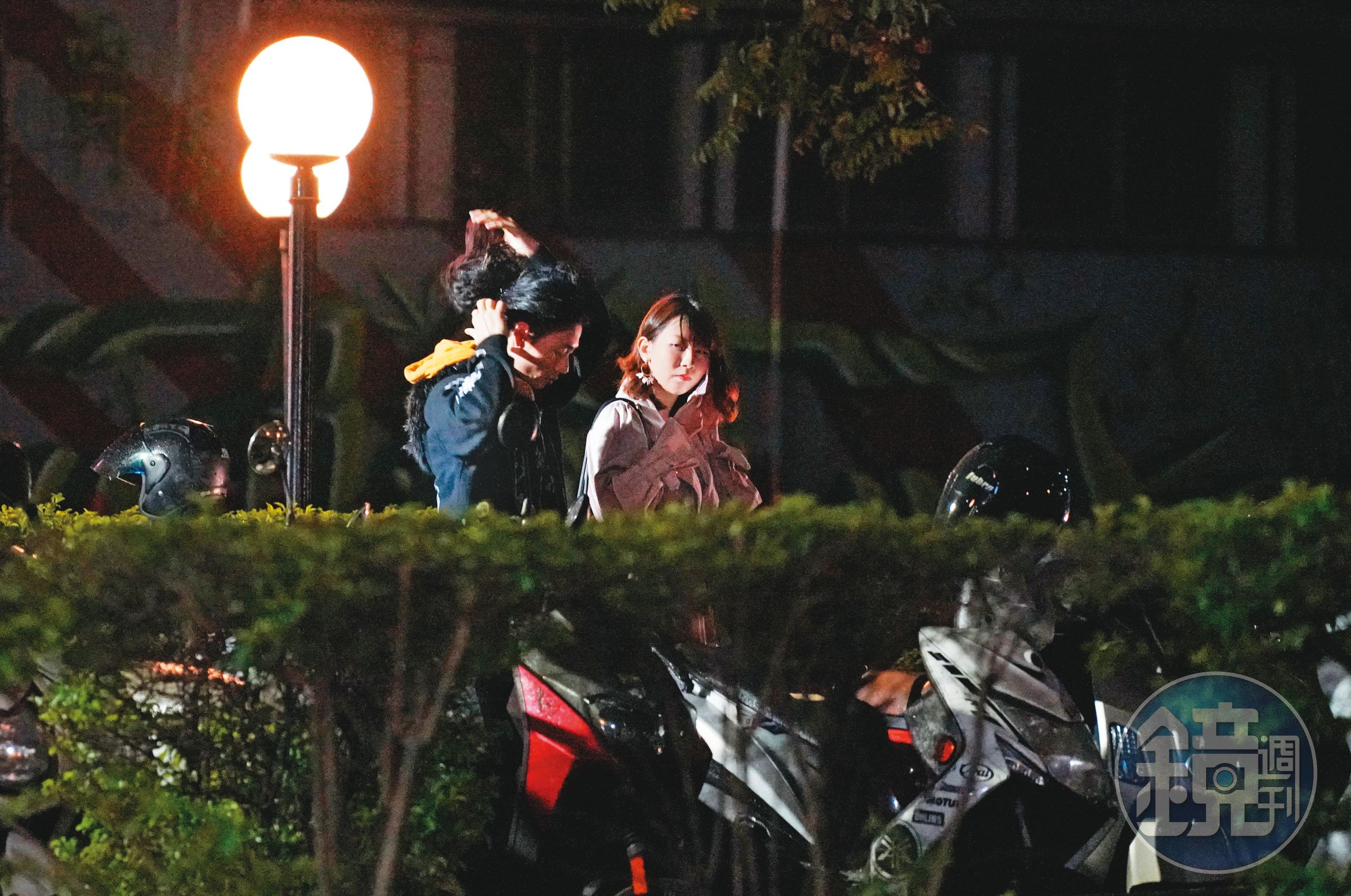 2019/11/19 22:13 瑋哥（左）和星諠出現在夜晚的西門町街頭，女方穿著一身粉紅色洋裝，相當醒目。