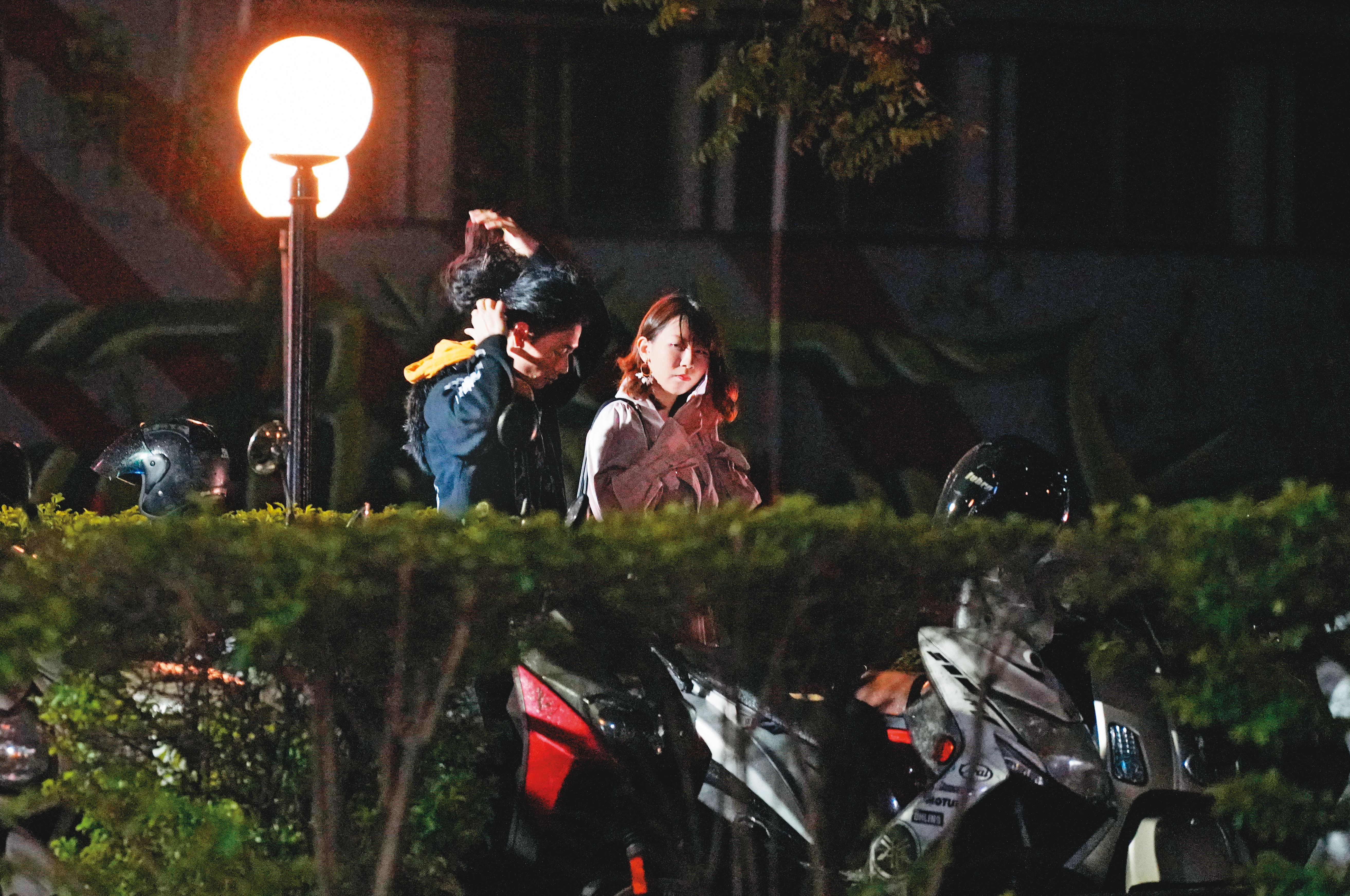 2019/11/19 22:13 瑋哥（左）和星諠出現在夜晚的西門町街頭，女方穿著一身粉紅色洋裝，相當醒目。