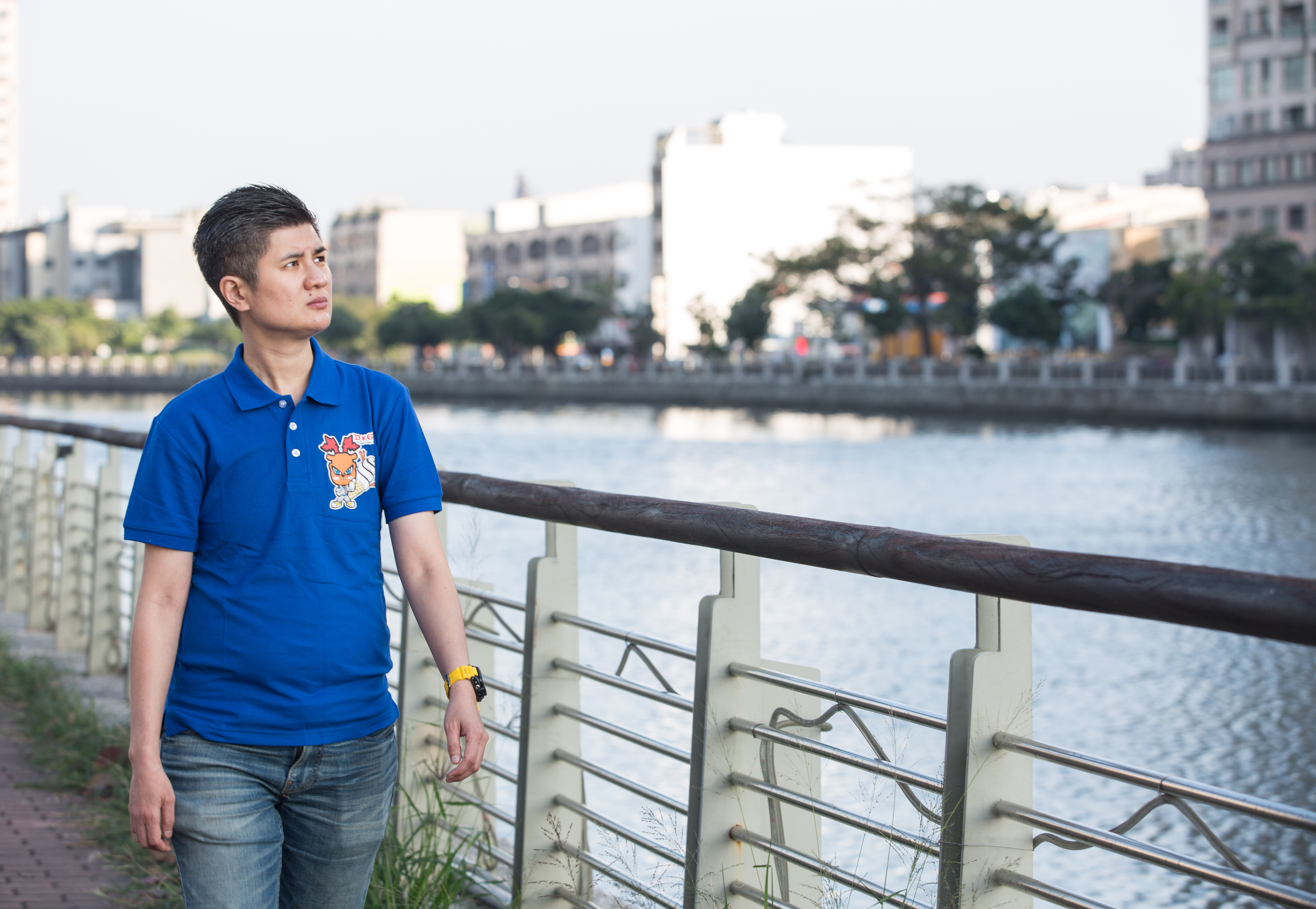 李威辰從小活在家暴陰影，心中深埋恐懼種子，早期的她畏縮自閉，說話易結巴。