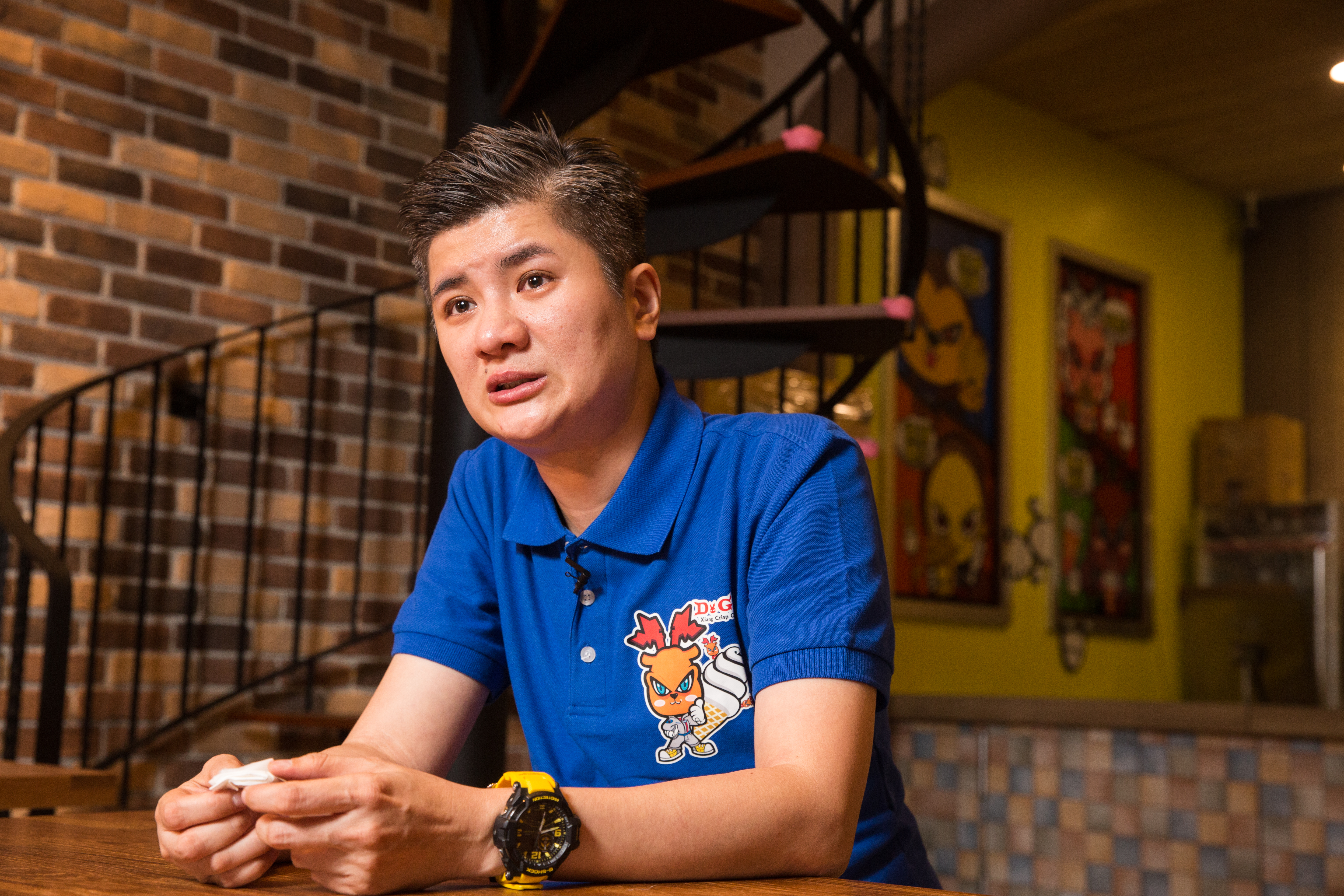弟弟過世後，李威辰不再做讓自己後悔的事，也扛起照顧媽媽與外婆的責任。