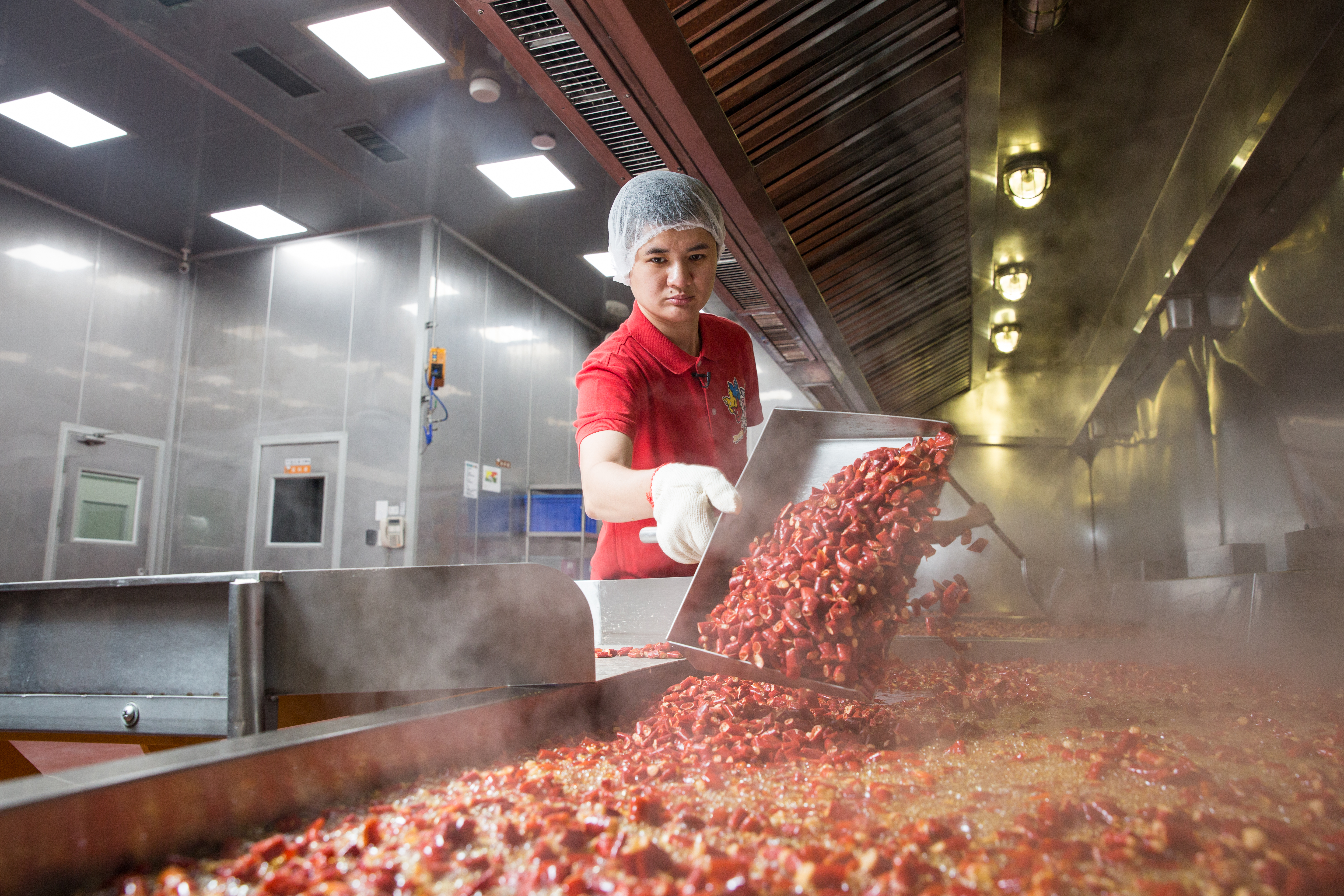 曾是朋友口中開什麼倒什麼的「倒店達人」，李威辰最後以贈品香酥脆椒，意外受歡迎而創業成功。