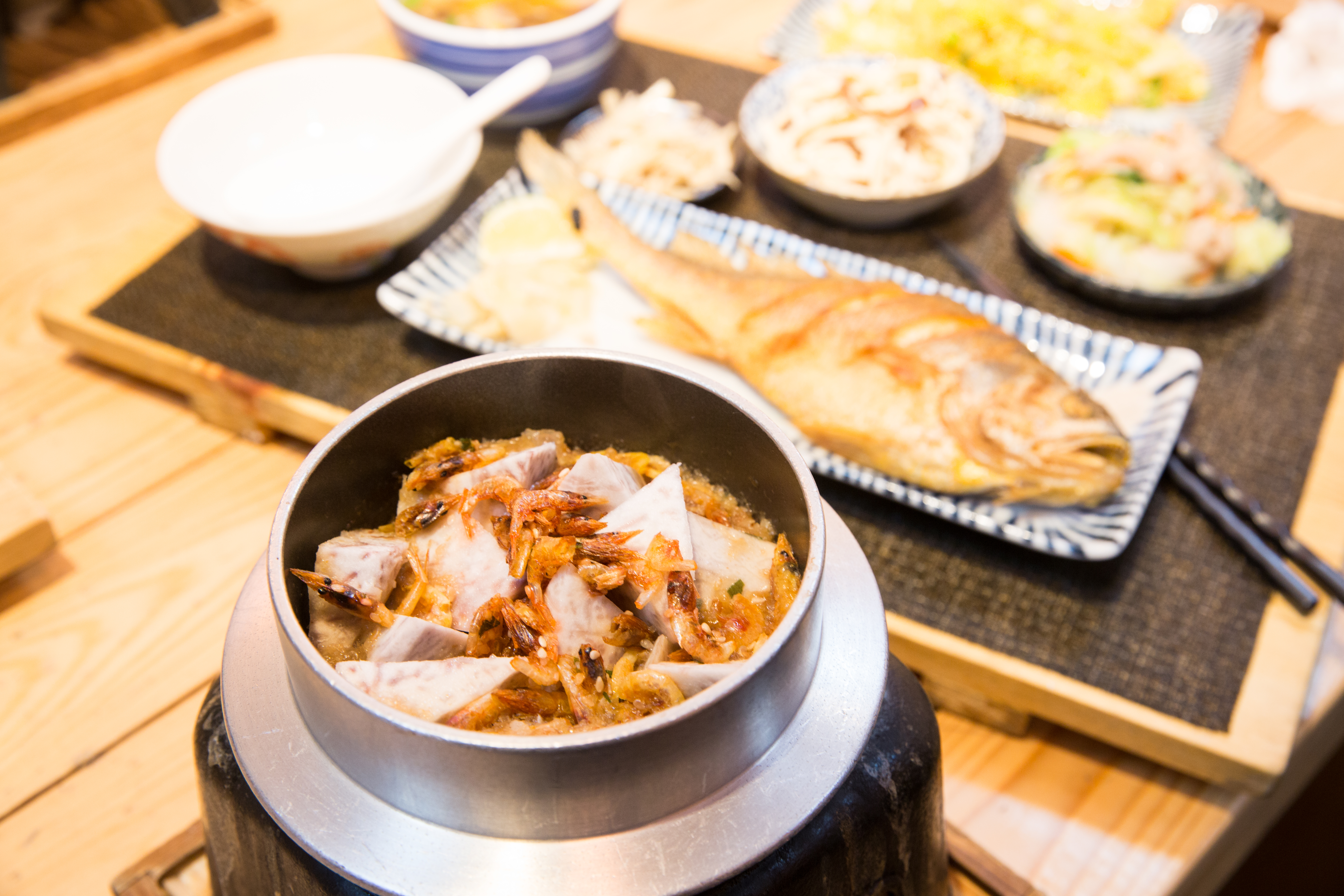 釜鍋米料理改良日本奈良釜飯，連鍋具都從日本帶回台灣。（櫻花芋香炊飯，230元/份，含生菜沙拉、二配菜和例湯）