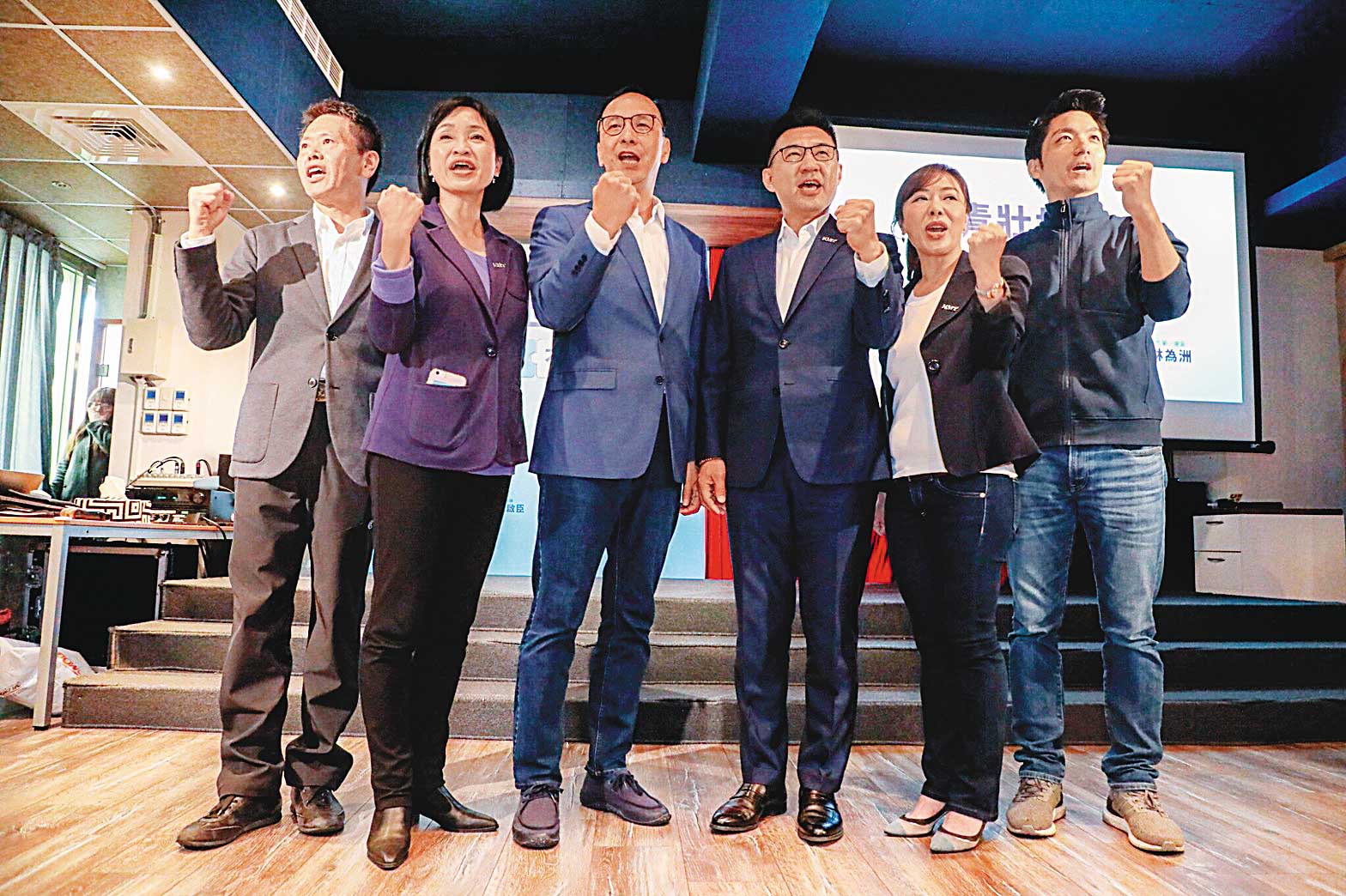 在朱立倫(左1)至今態度曖昧不明下,青壯派立委蔣萬安(右1)、江啟臣(左2)被點名代表中生代承擔角逐黨魁。(翻攝朱立倫臉書)