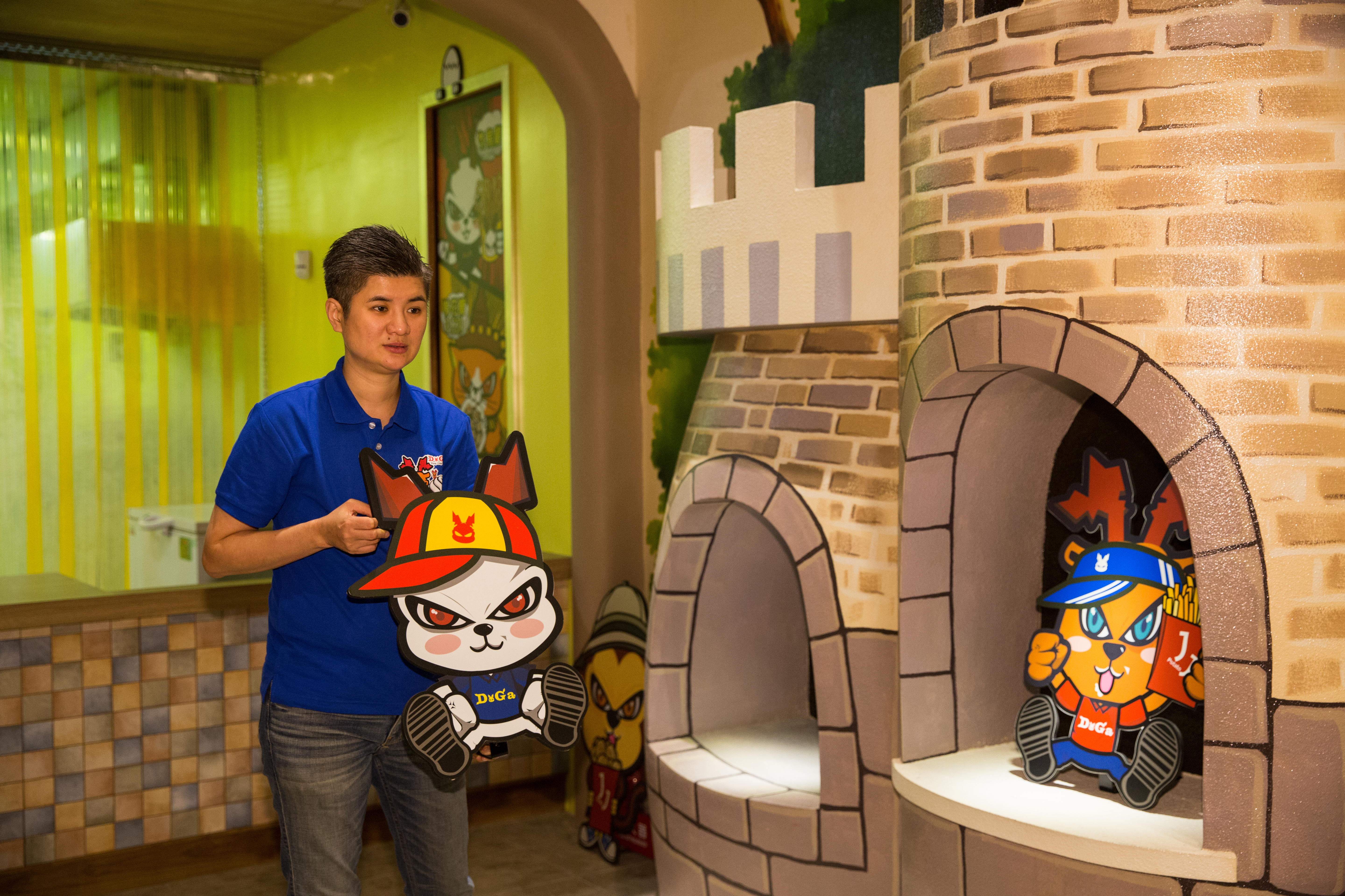 李威辰親自設計吉祥物兔子，但兔子叛逆跩跩的形象和靦腆的他落差頗大。