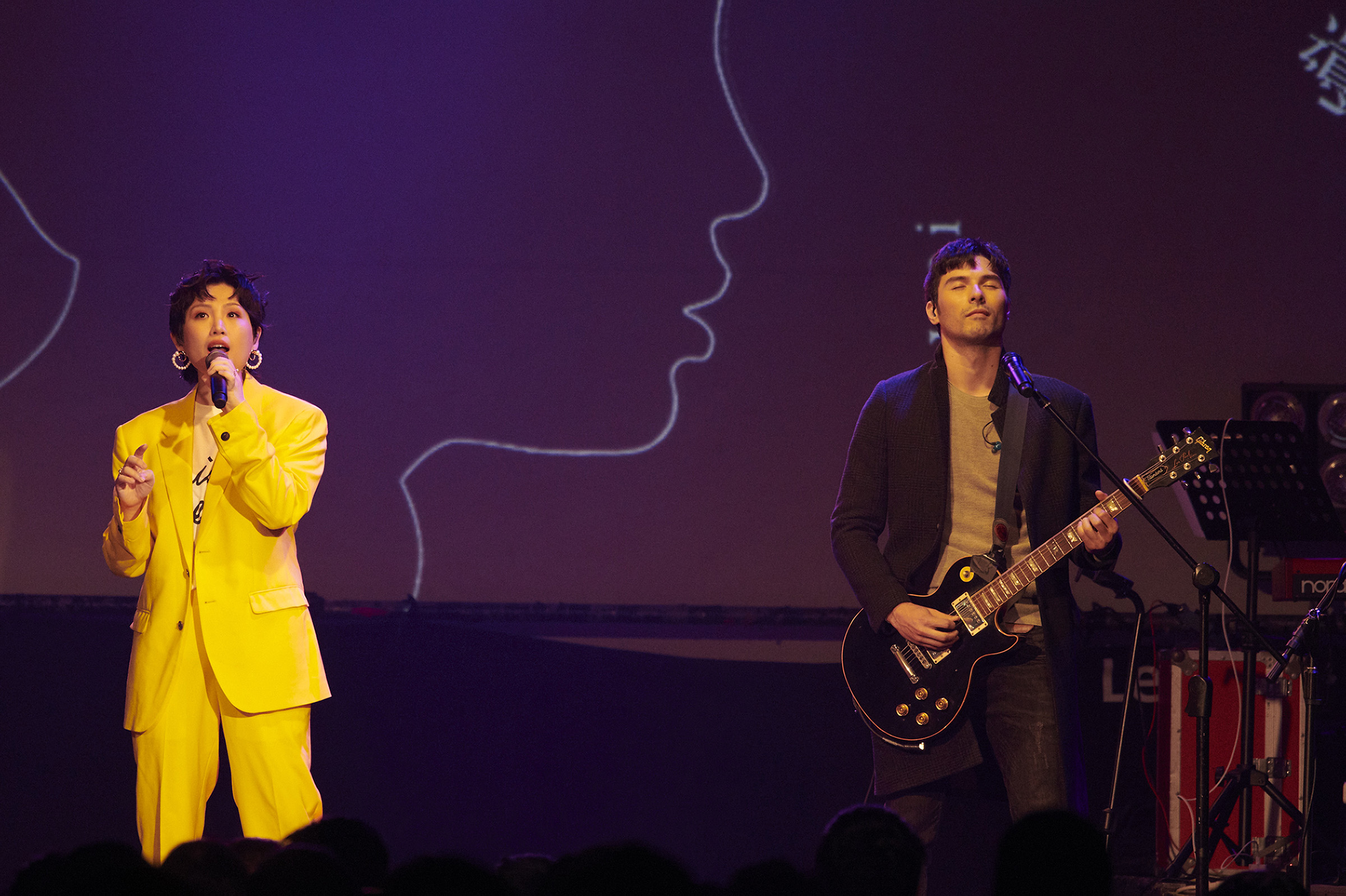 魏如萱穿著一襲鵝黃色西裝登場，並請到鳳小岳擔任嘉賓。（好多音樂提供）