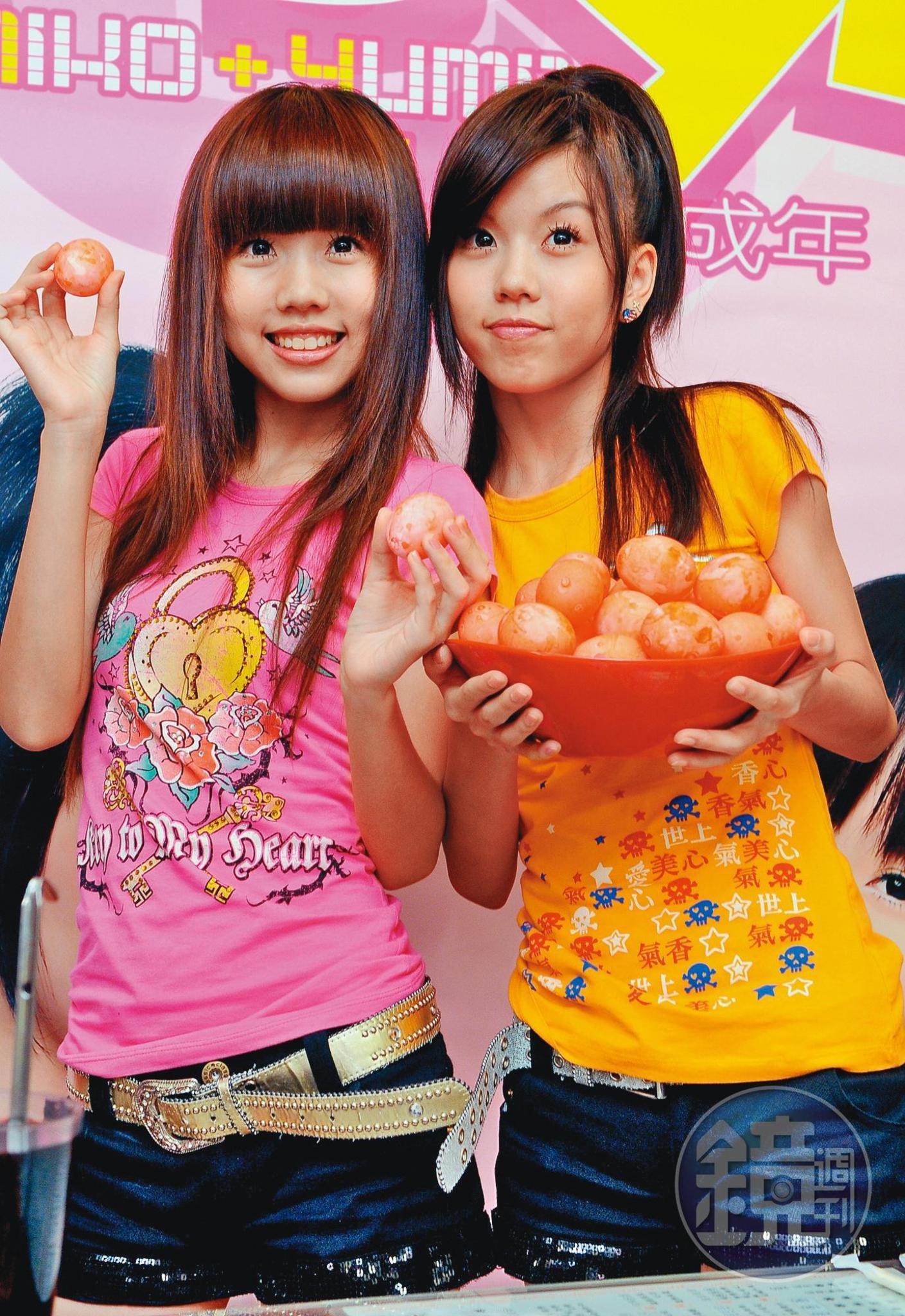 2008年 By2初出道時，長相清新、穿著樸實，與現在的模樣大大不同。