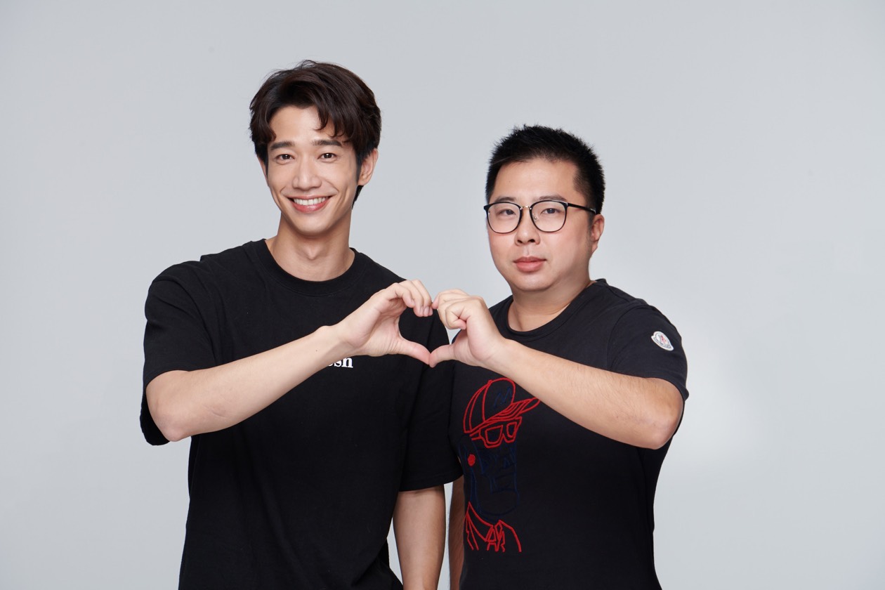 年輕的卓煜騰（右）自創品牌攻女性私密保養市場，砸500萬請劉以豪代言私密手洗精，成功在網路熱銷。（卓煜騰提供）