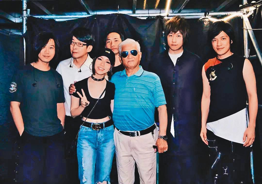 雖自認不孝,但鄧紫棋其實很孝順,曾擔心外公在家無聊,特地帶外公去看五月天演唱會。(翻攝自鄧紫棋臉書)