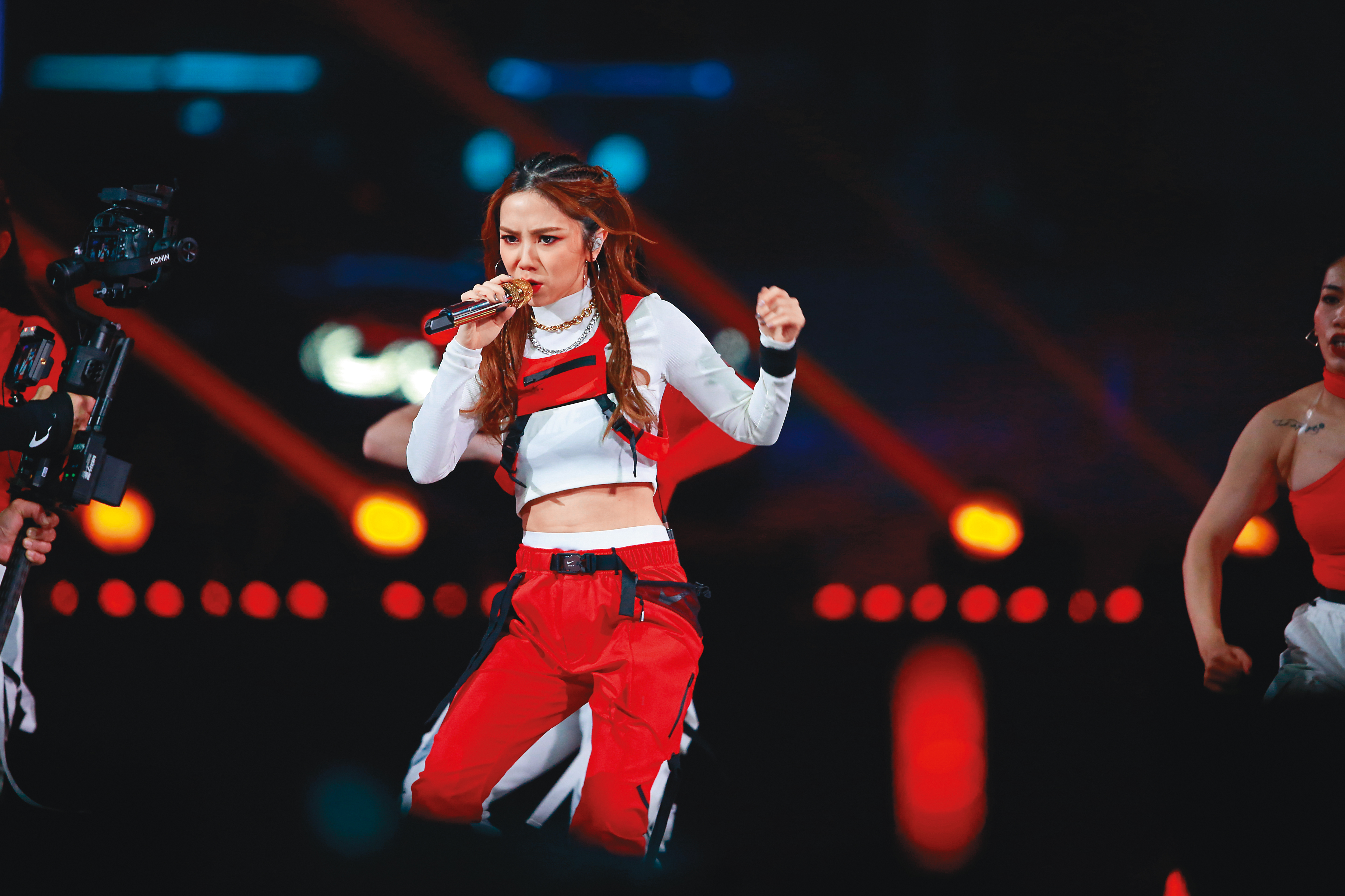 日前KKBOX舉辦「第15屆風雲榜頒獎典禮」，鄧紫棋擔任開場嘉賓，她為了這場表演特別提早抵台彩排舞蹈。