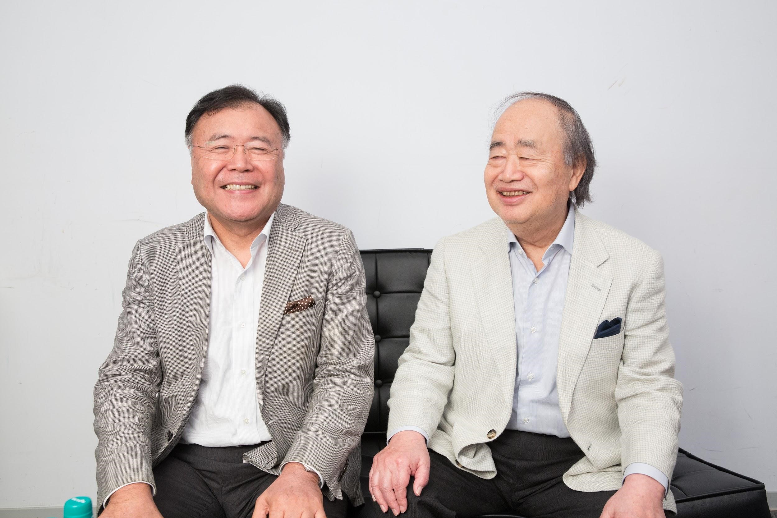 角川歷彥（左）、塚本進（右）分析付費訂閱制將成為未來內容產業的趨勢。