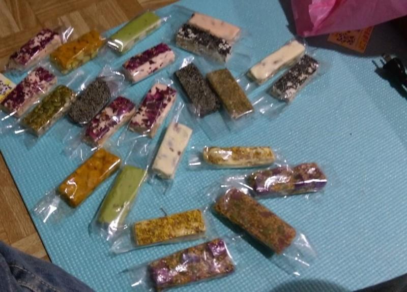 有網友聲稱,在迪化街買了23顆牛軋糖,結帳時竟要價1,100元。(翻攝自網路/爆怨公社)