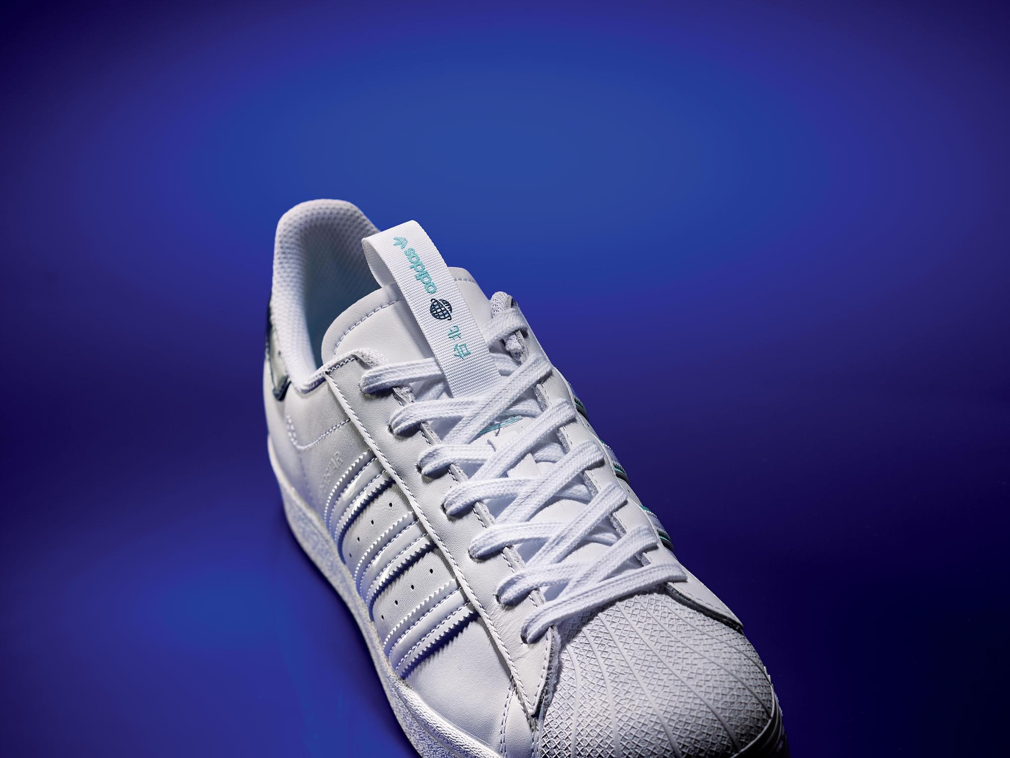 adidas Originals Superstar城市系列鞋舌上的拉環印有中文字樣的城市名稱。(adidas Originals提供)