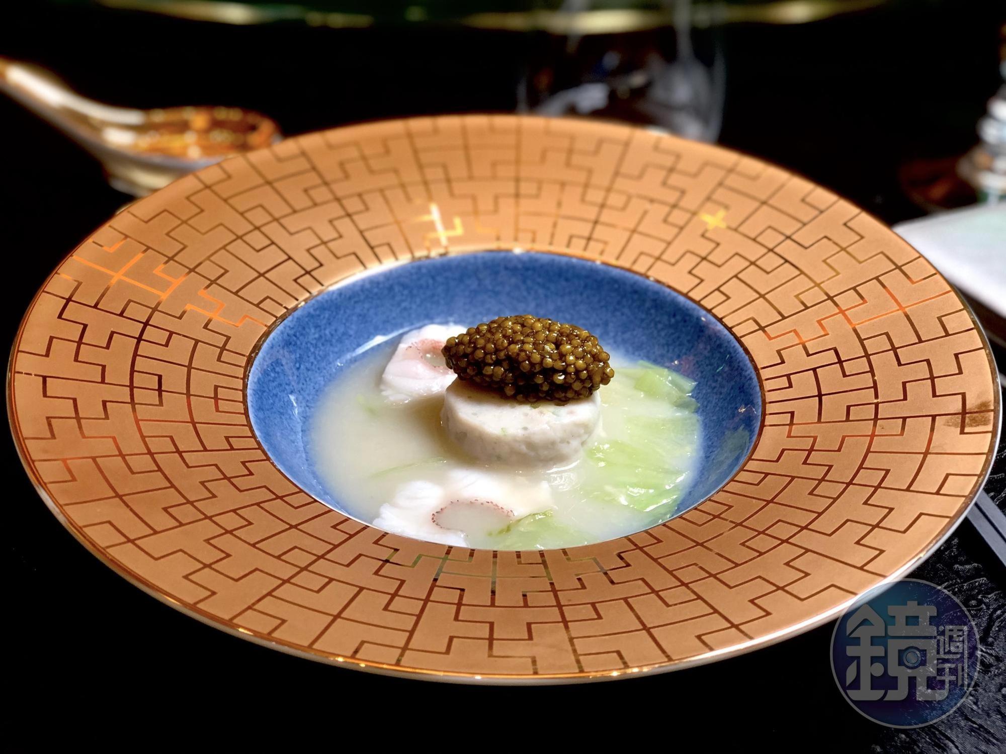 「生財顯貴」是廣東的賀年菜,譚師傅的版本以蜆蚧醬搭配鯪魚球,並以米湯增添清潤、以魚子醬賦予鹹鮮。