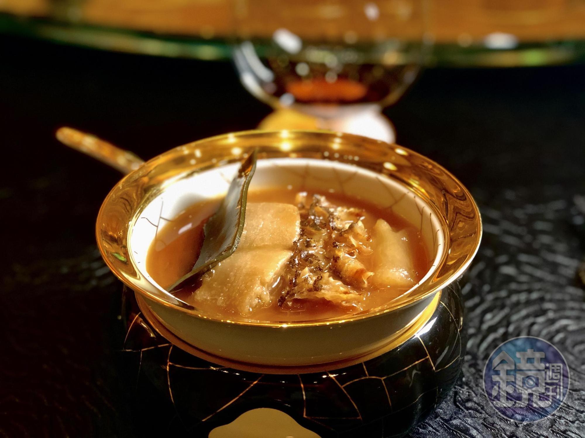 「崑崙再現-麒麟龍躉皮」源於滿漢全席中的「崑崙鮑甫」,譚師傅將雞汁龍躉皮、牛肉汁鹿筋、大地魚蝦米昆布與鮑汁柚皮等各種膠質食材盡現一碗。
