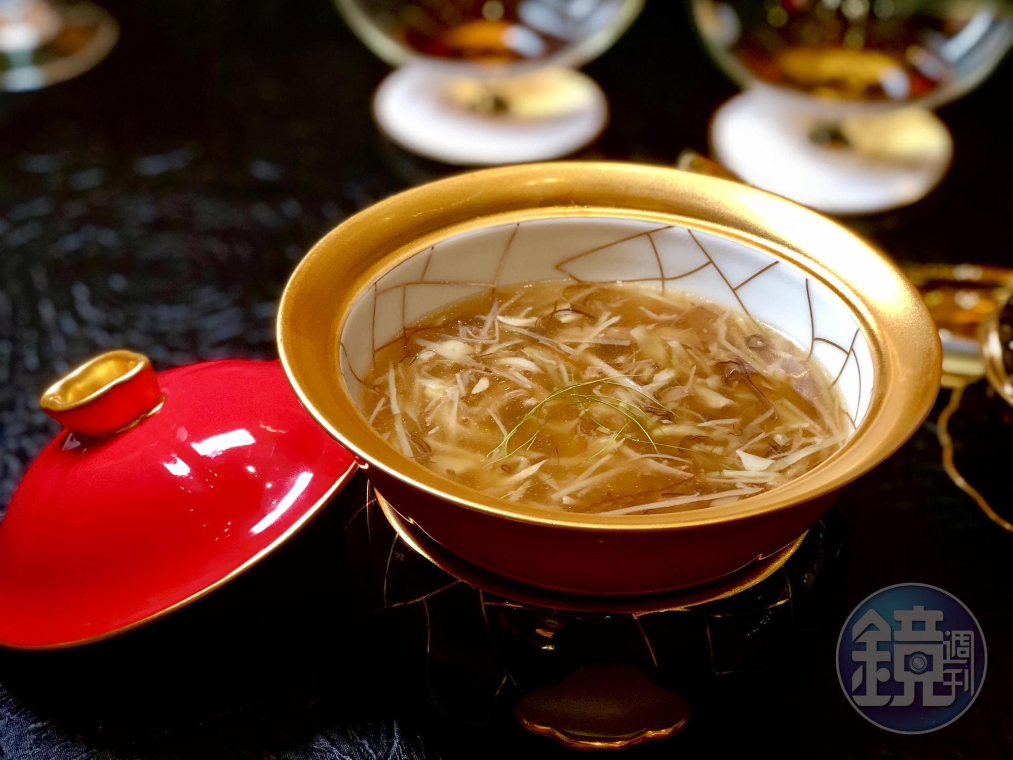 「羊頭蹄羹」複雜程度等同蛇羹,得手撕羊頭肉與羊蹄肉,細緻費工。