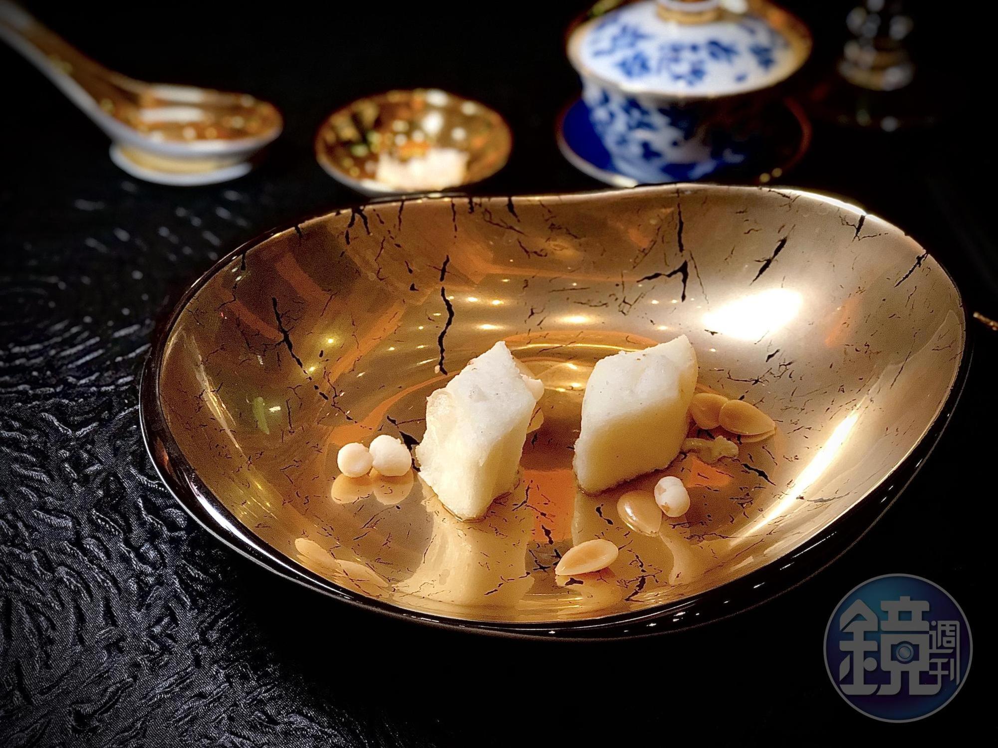 譚師傅的「戈渣」是糖水版本,以杏汁柔滑搭配干貝香梨茶。
