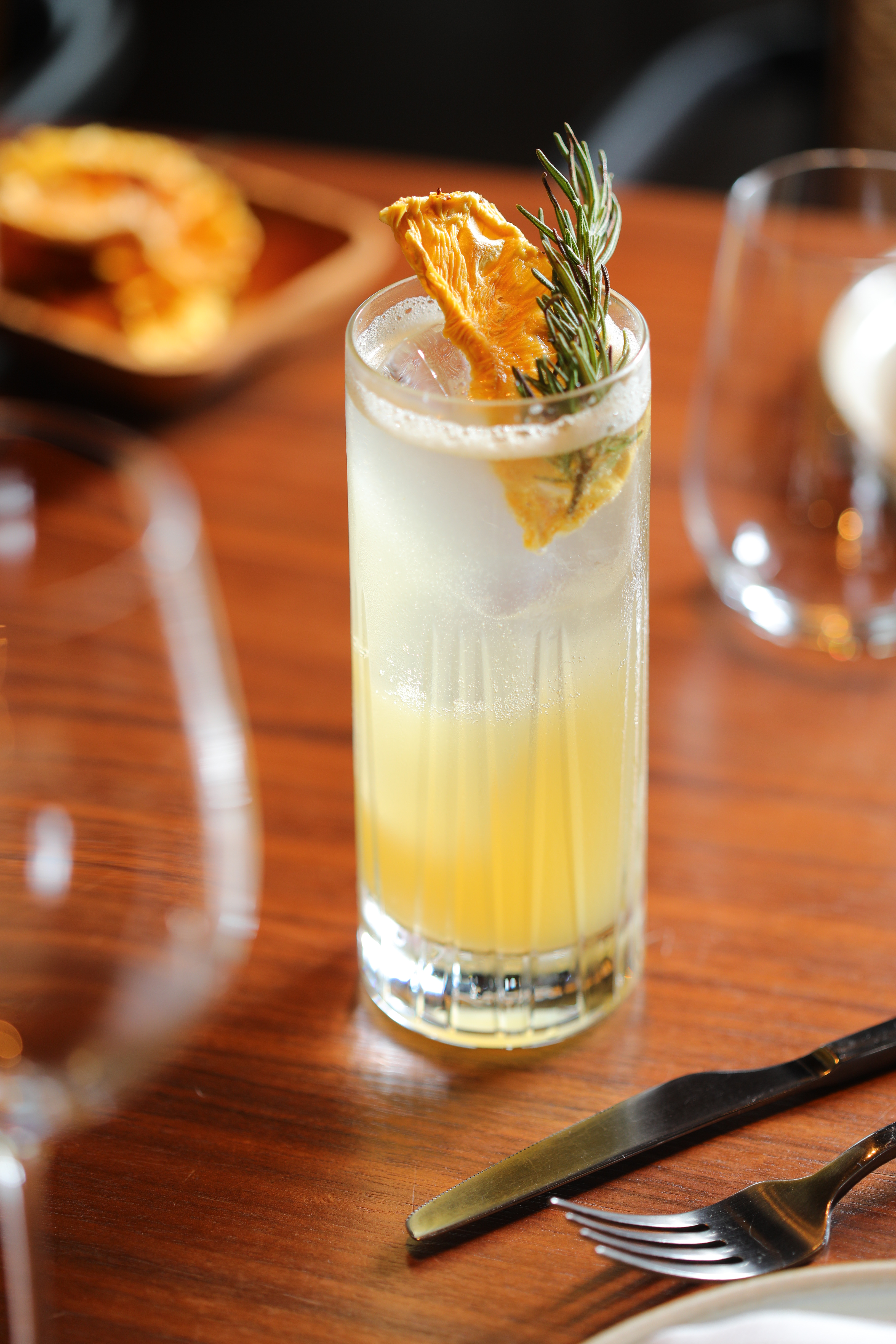 「Pineapple Highball」威士忌加進紅麴酒、鳳梨醋與蘇打水，把中式酒的老扣扣形象變年輕了。（450元／杯）