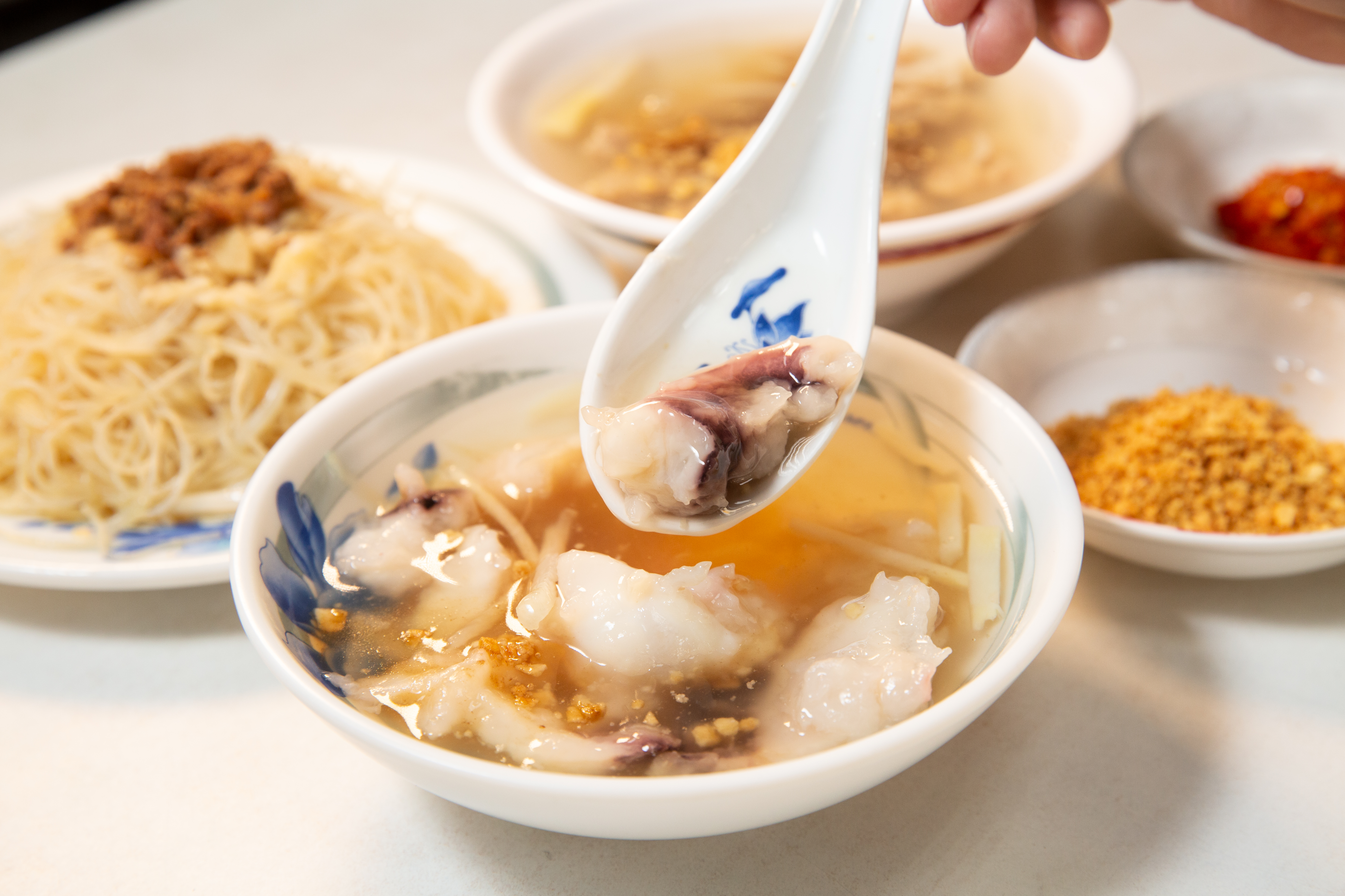 小廚師花枝羹花枝口感彈牙、湯頭鮮甜，純手工製作，連蒜蘇都是自己炒製。（70元／碗）