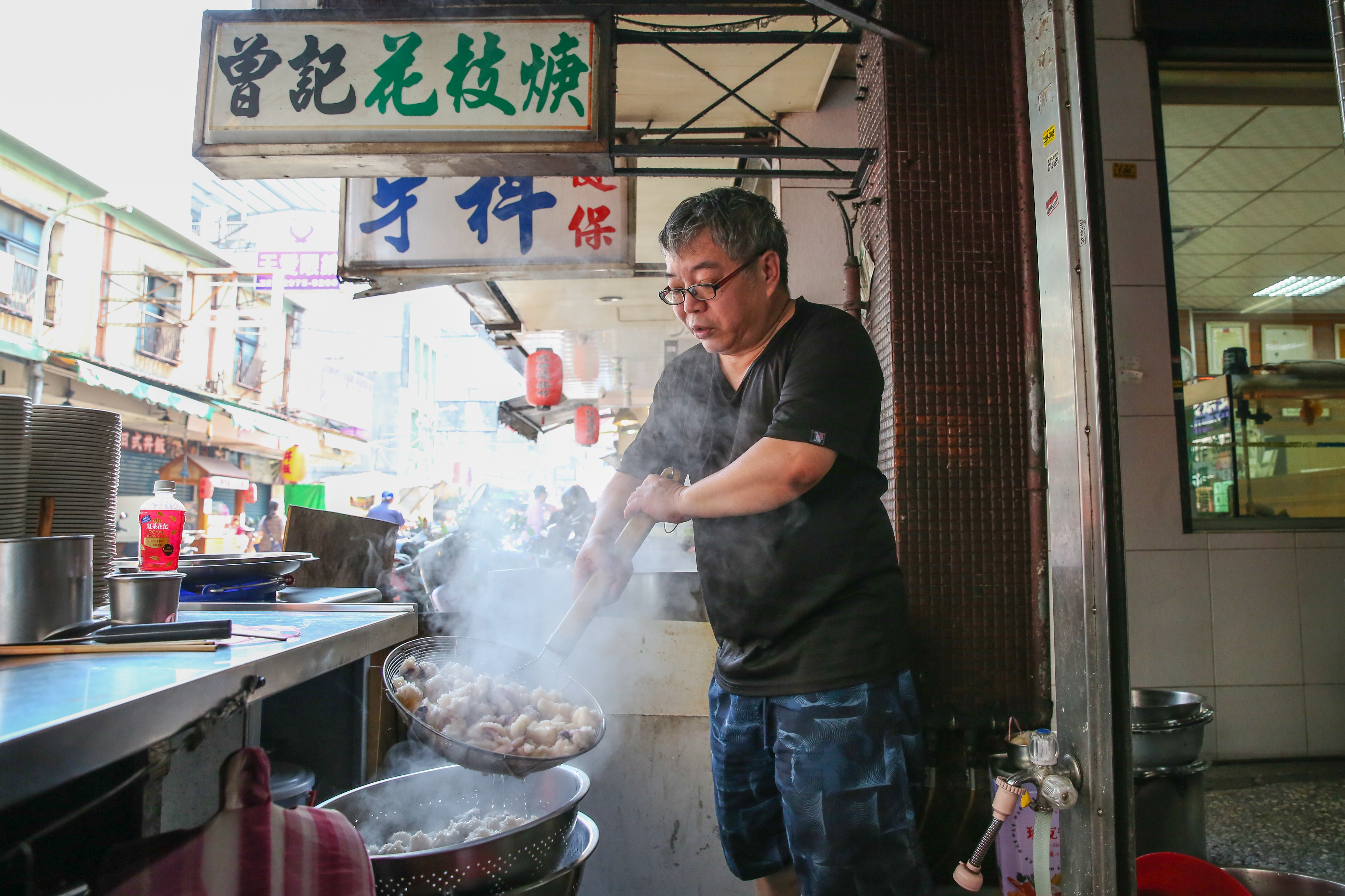 三重曾記花枝羹是50年老店,現由第二代老闆曾行正(圖)與弟弟曾資紘共同經營。