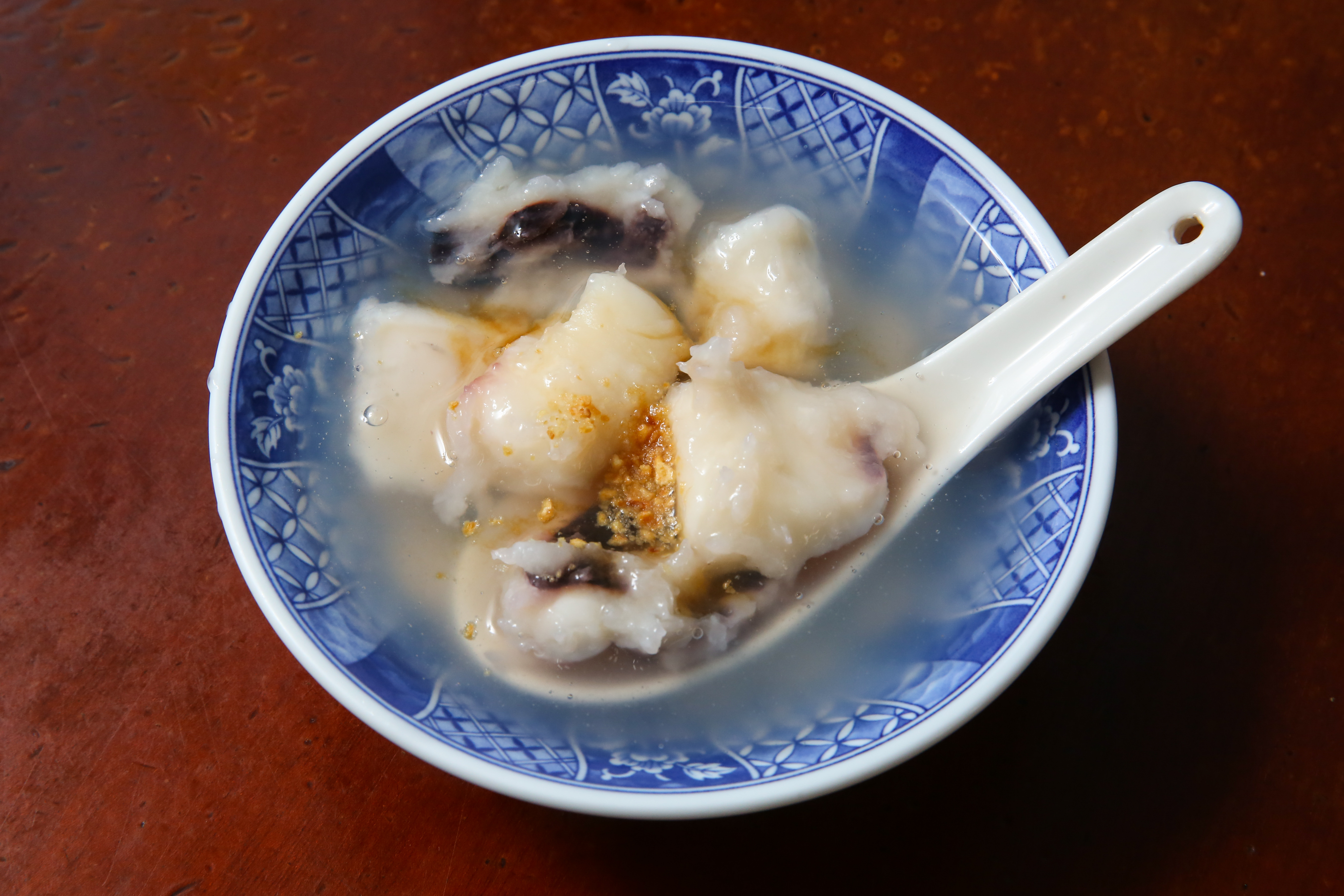 曾記花枝羹的花枝塊厚實有嚼勁,湯頭則為清羹。(70元/碗)