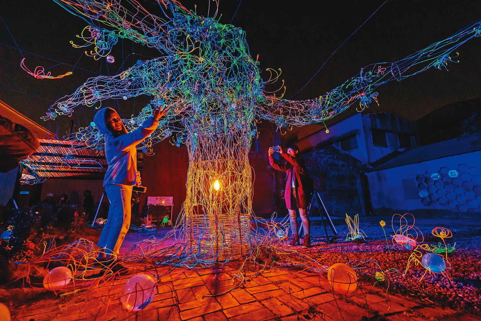 藝術家藉由作品「成長是一顆流光樹」，展現生命成長的奇幻旅程。