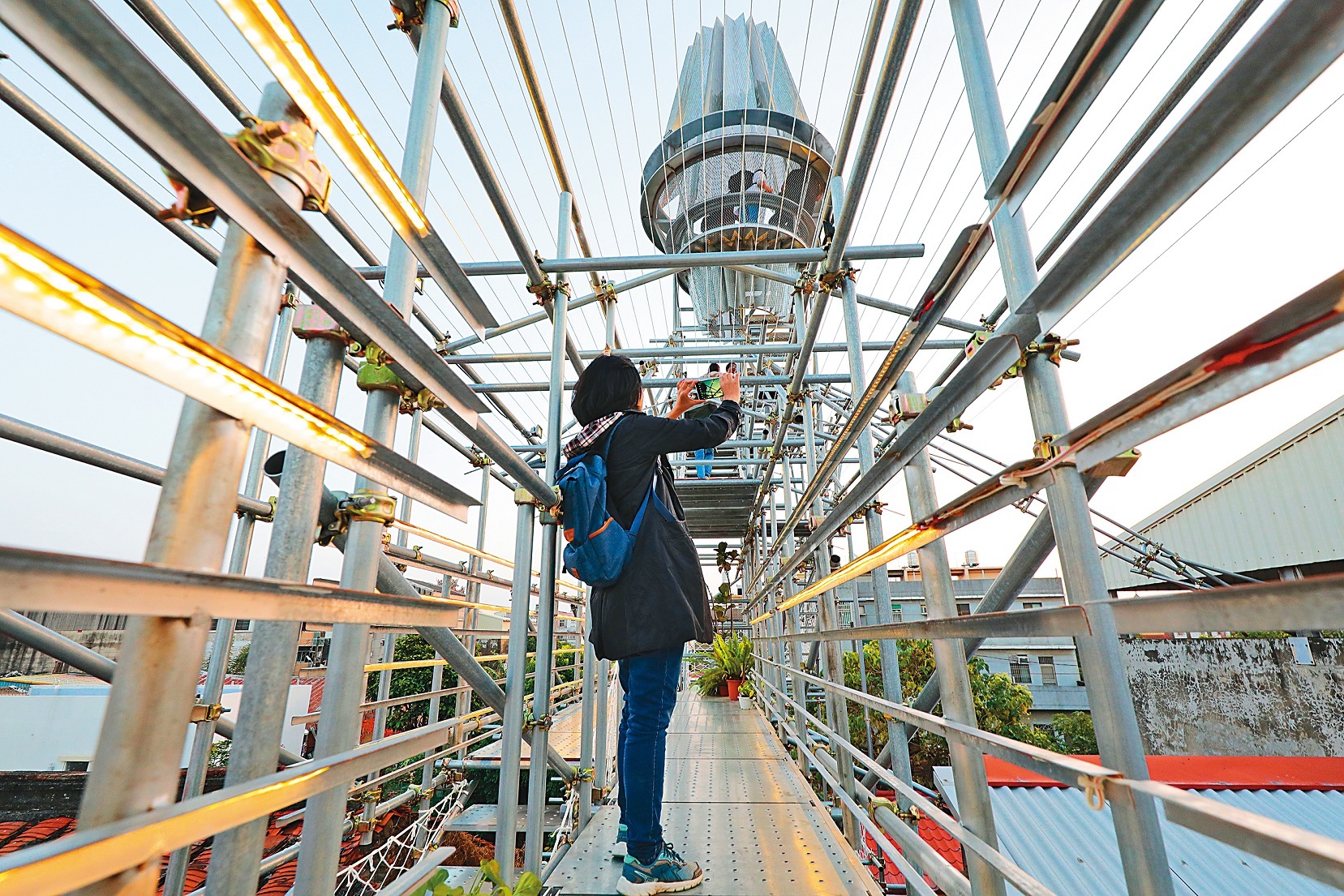 以鷹架搭建而成的作品「登月計畫」，創造登陸月津的新體驗。