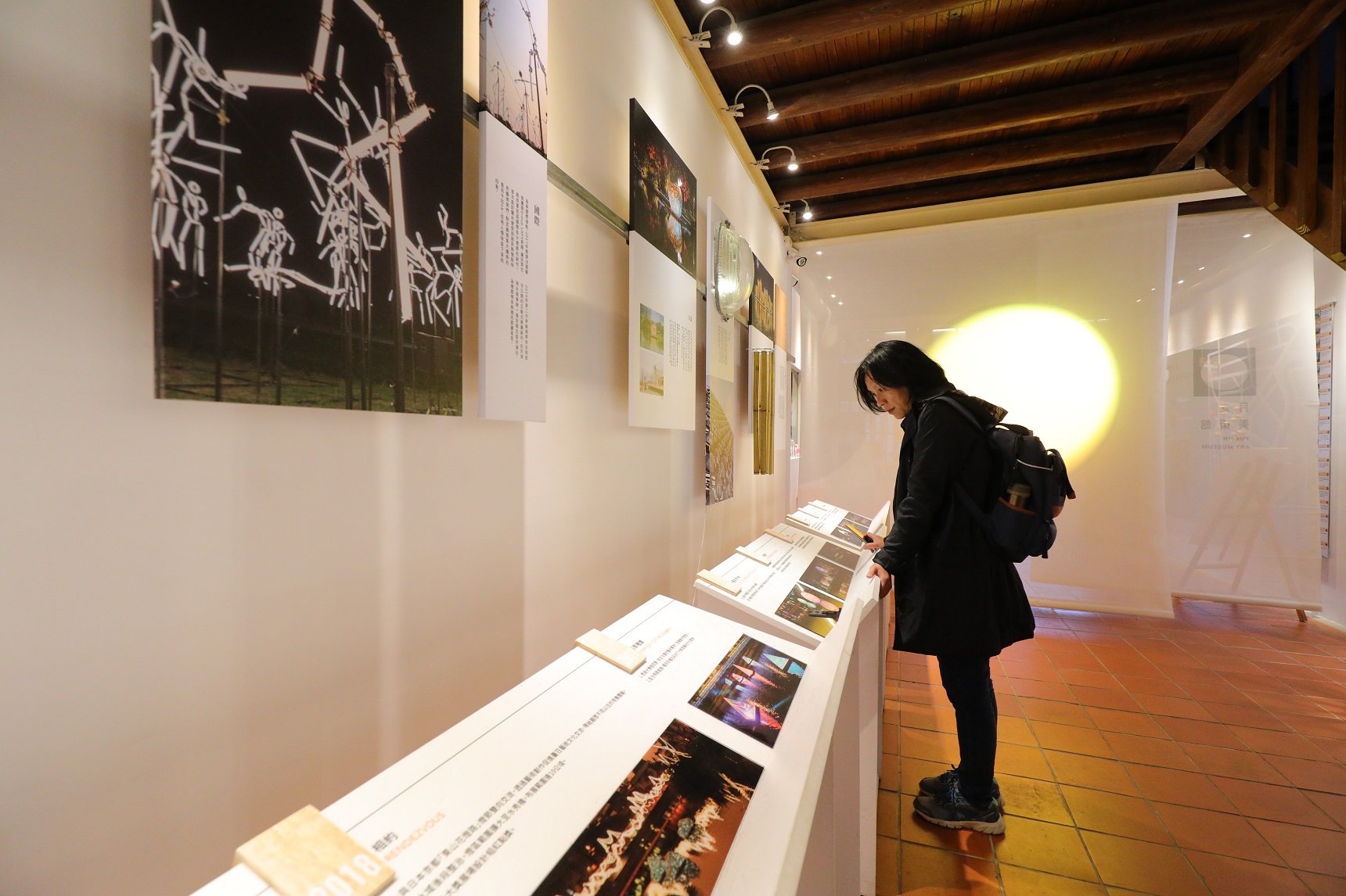 「月津故事館」內展示月津燈節歷屆精彩片段。