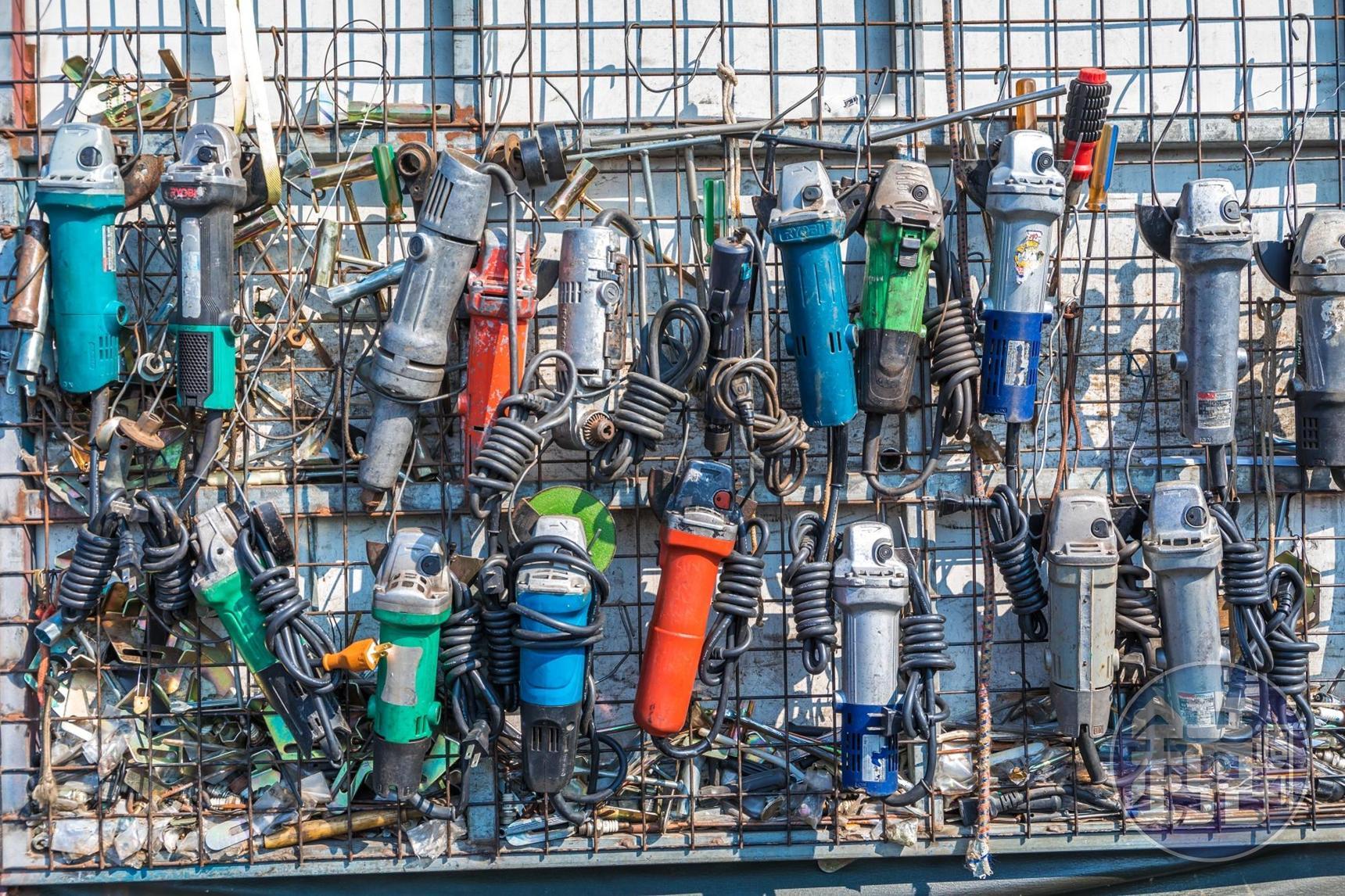 善化牛墟內有好幾攤販售二手五金電機。