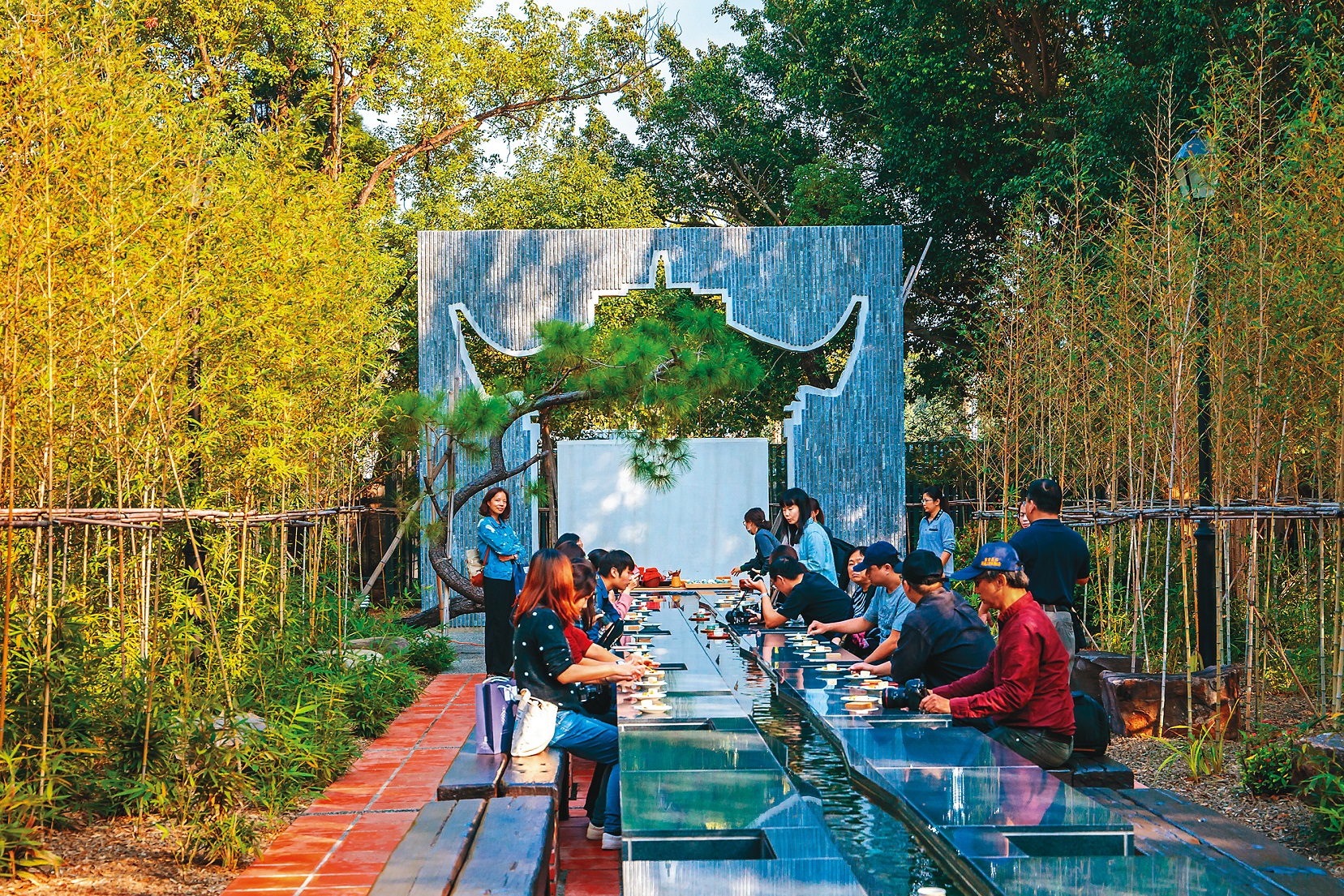 仿自古代文人雅士的「流觴曲水」，大家以茶會友。