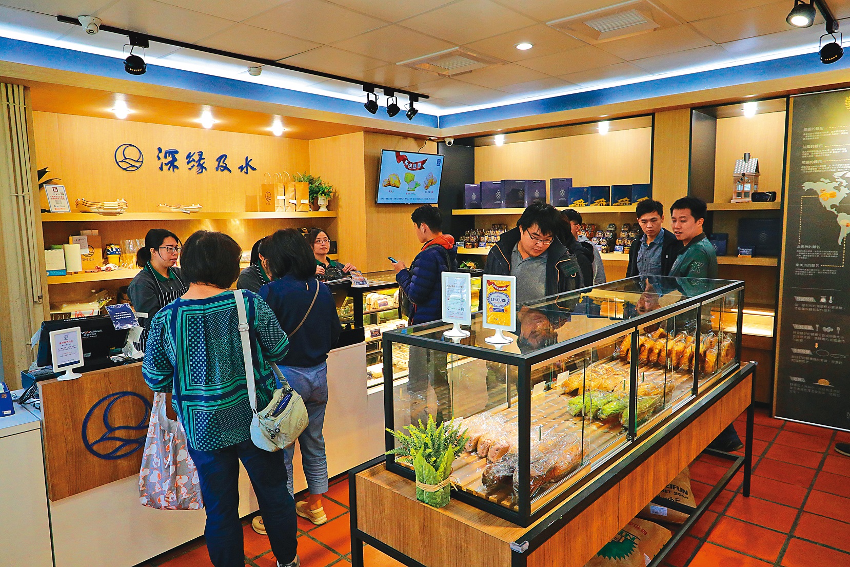 「深緣烘焙館」每回麵包出爐即吸引顧客購買。