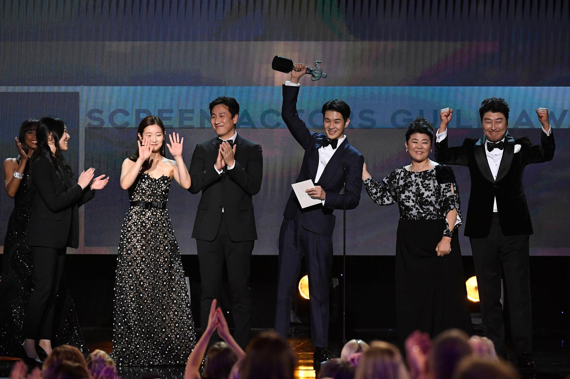《寄生上流》難能可貴地以外語片資格得到最佳整體演出的最大獎。(SAG Awards twitter)