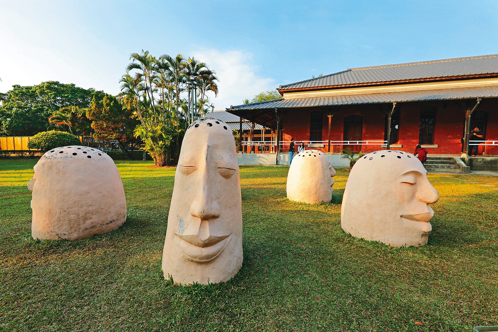 「總爺藝文中心」綠地有不少藝術家創作的公共藝術作品。