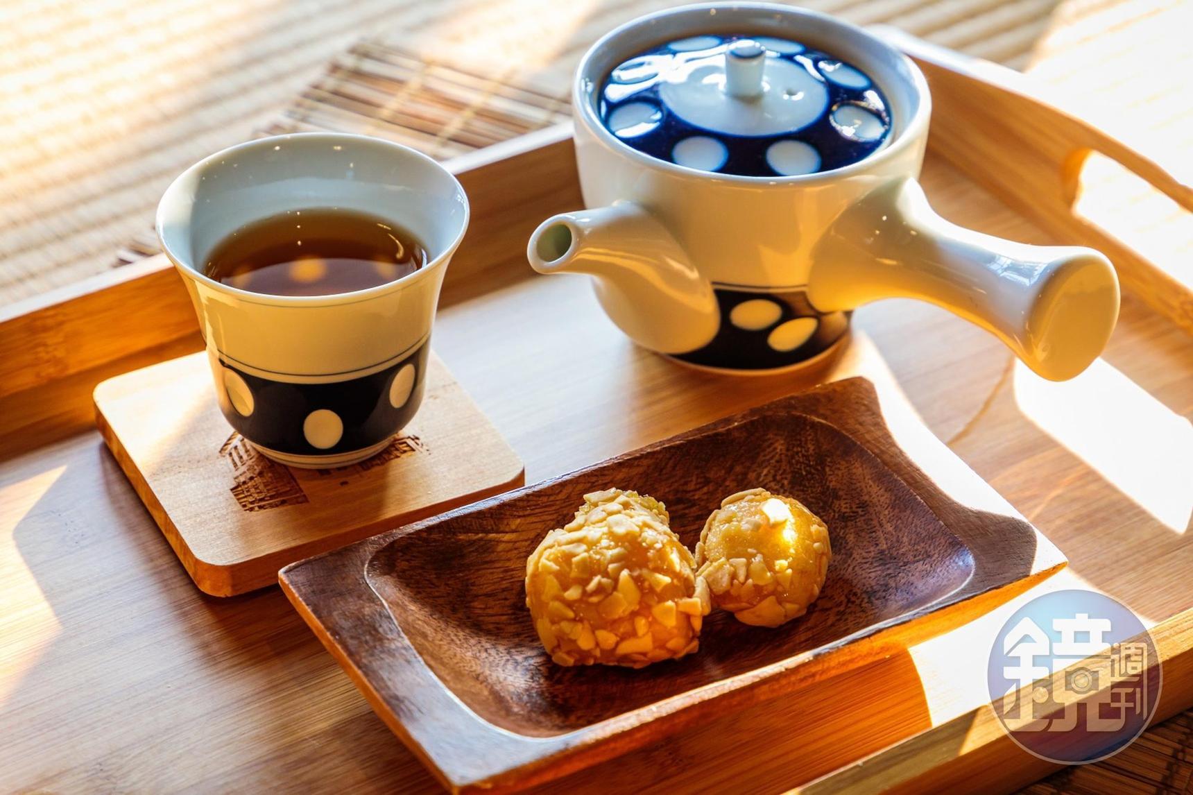 日式茶屋「小壺組合」有1人份茶飲和手作麻荖2粒。(100元/組)