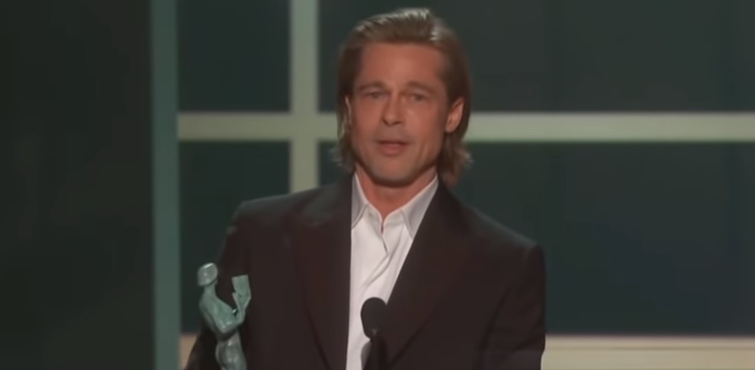 布萊德彼特幽默感謝了「瑪格羅比的腳」，還說要把得到這獎項寫進自己的tinder（交友軟體）裡面。（翻攝Youtube）