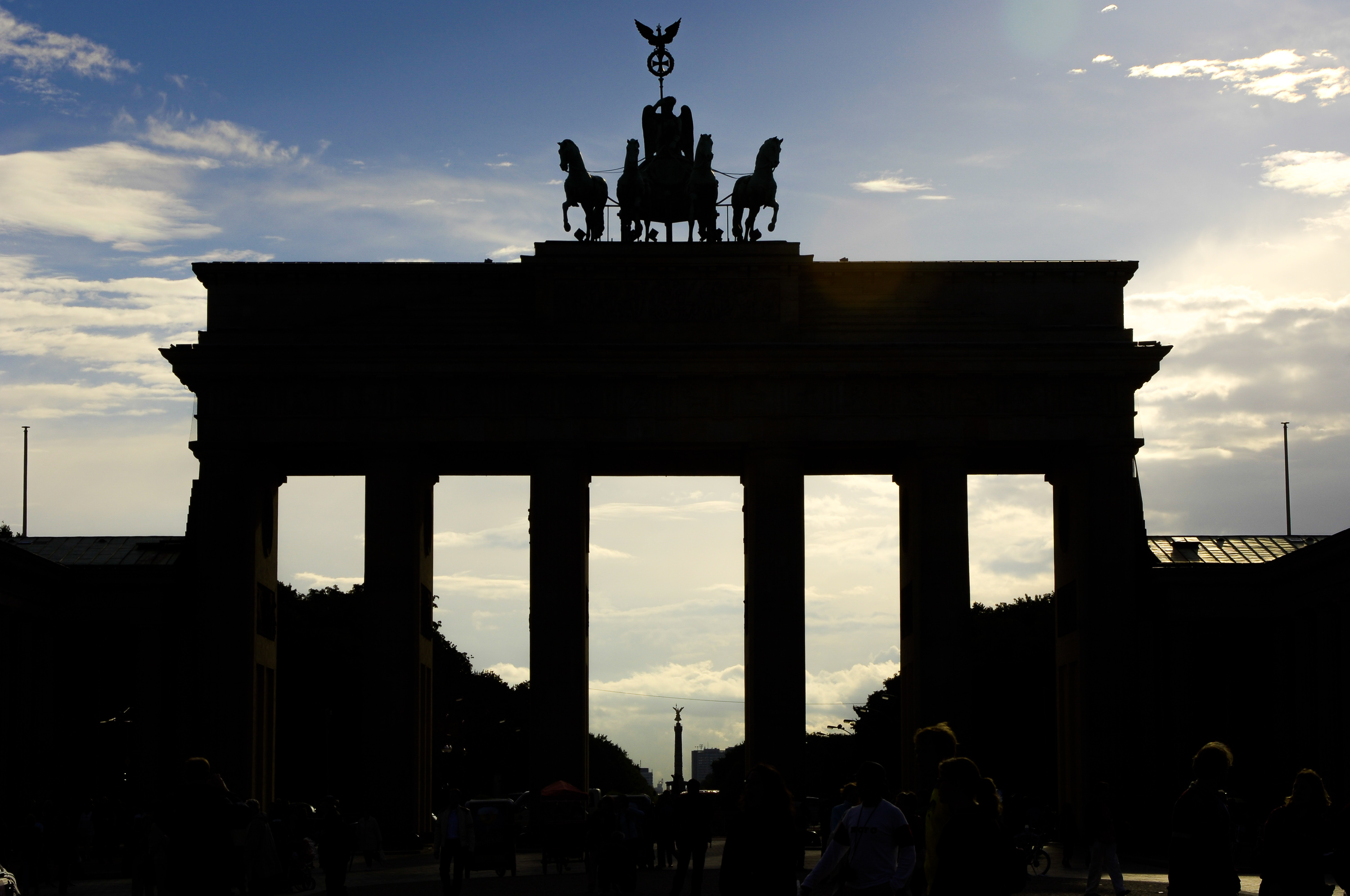 下午來到德國柏林的著名地標布蘭登堡，結果是大逆光。這不是閃光燈能解決的，就等吧。