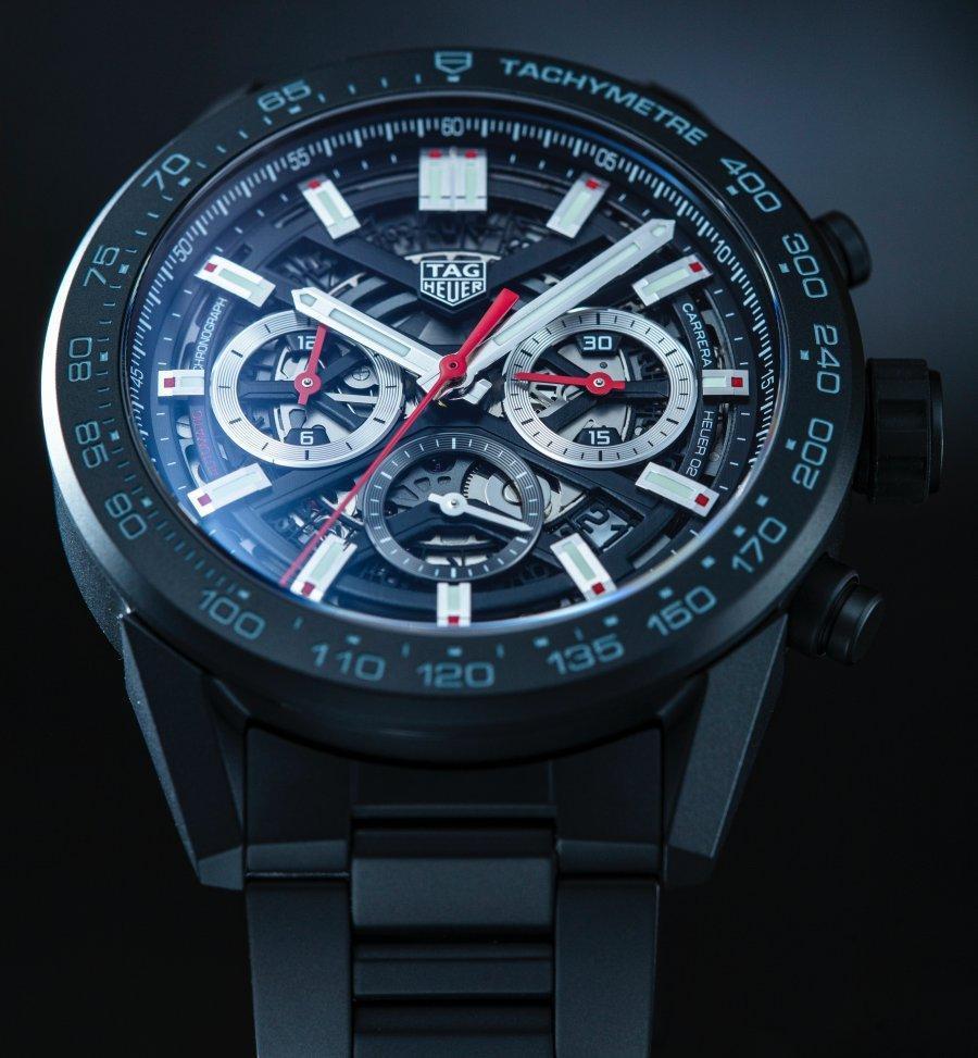 泰格豪雅Carrera Heuer 02自動計時腕錶，兼具運動風格與現代感。計時功能更回歸1963年的3- 6-9計時盤設計，以鏤空錶面結合夜光巴頓指針和時標，嵌入45mm或43mm二種不同尺寸的模組化錶殼之中，並有多種不同材質可供選擇，為豪雅品牌的旗艦系列。定價約NT$173,300起（43mm精鋼膠帶錶款）。