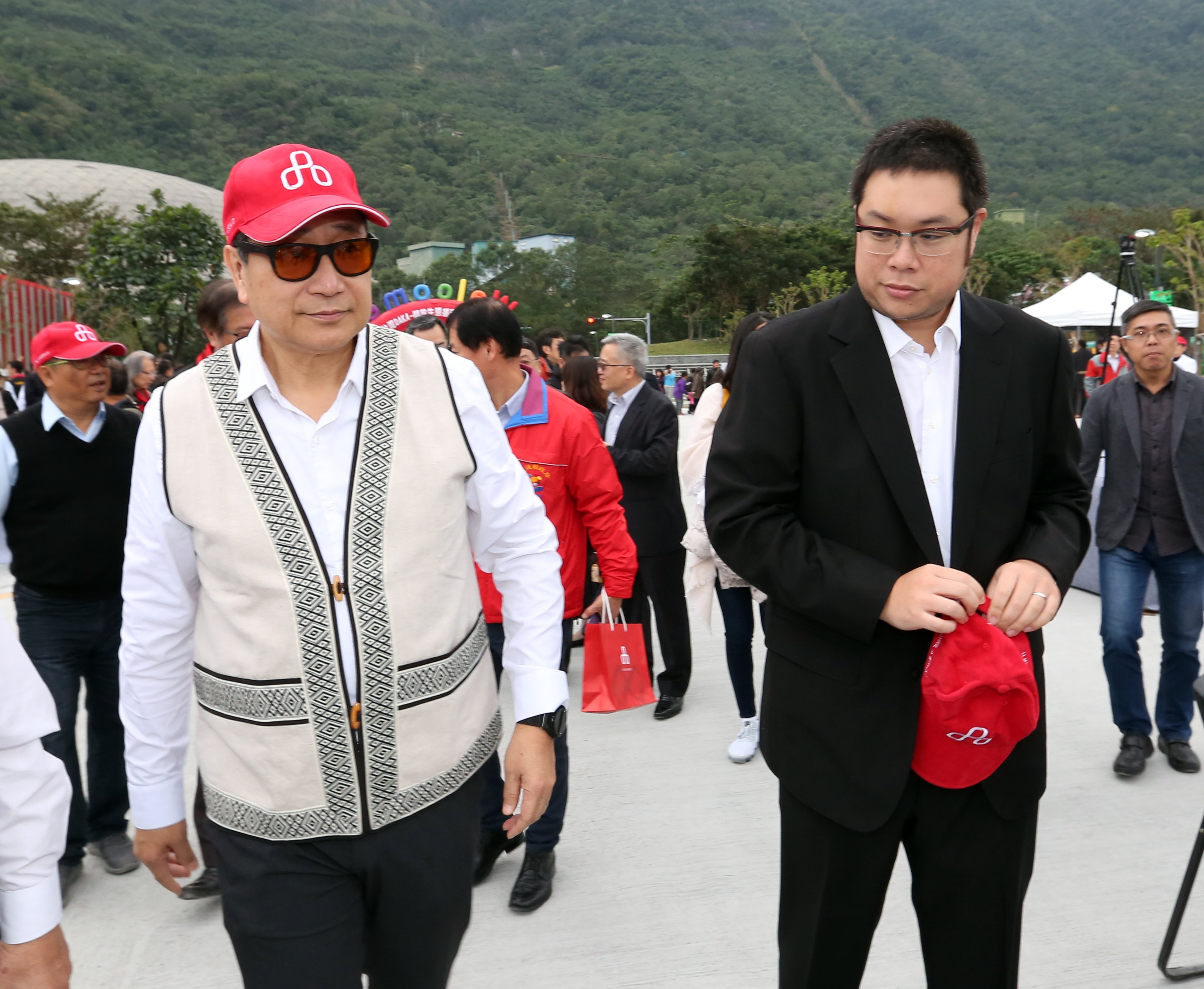 在旁人眼中，張安平（左）對辜公怡（右）而言不只是姑丈，還像他接班路上的導師。