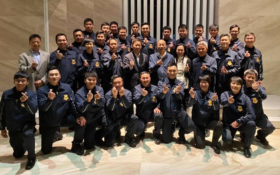 韓國瑜偕夫人李佳芬與大選期間國安特勤人員合照。（翻攝自韓國瑜粉絲專頁）